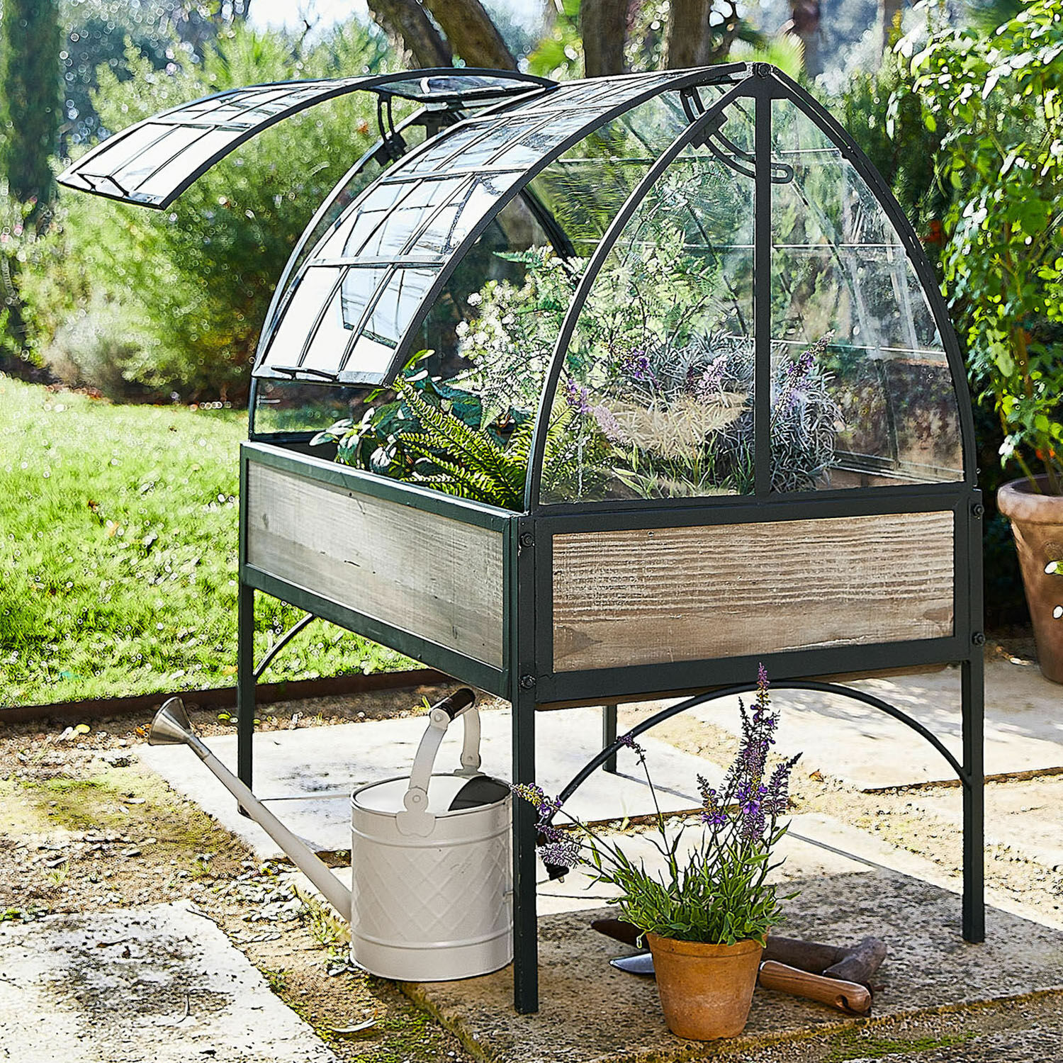 Invernadero Scicli Invernadero de jardín con patas, estructura metálica y paneles de madera para cultivo de plantas.