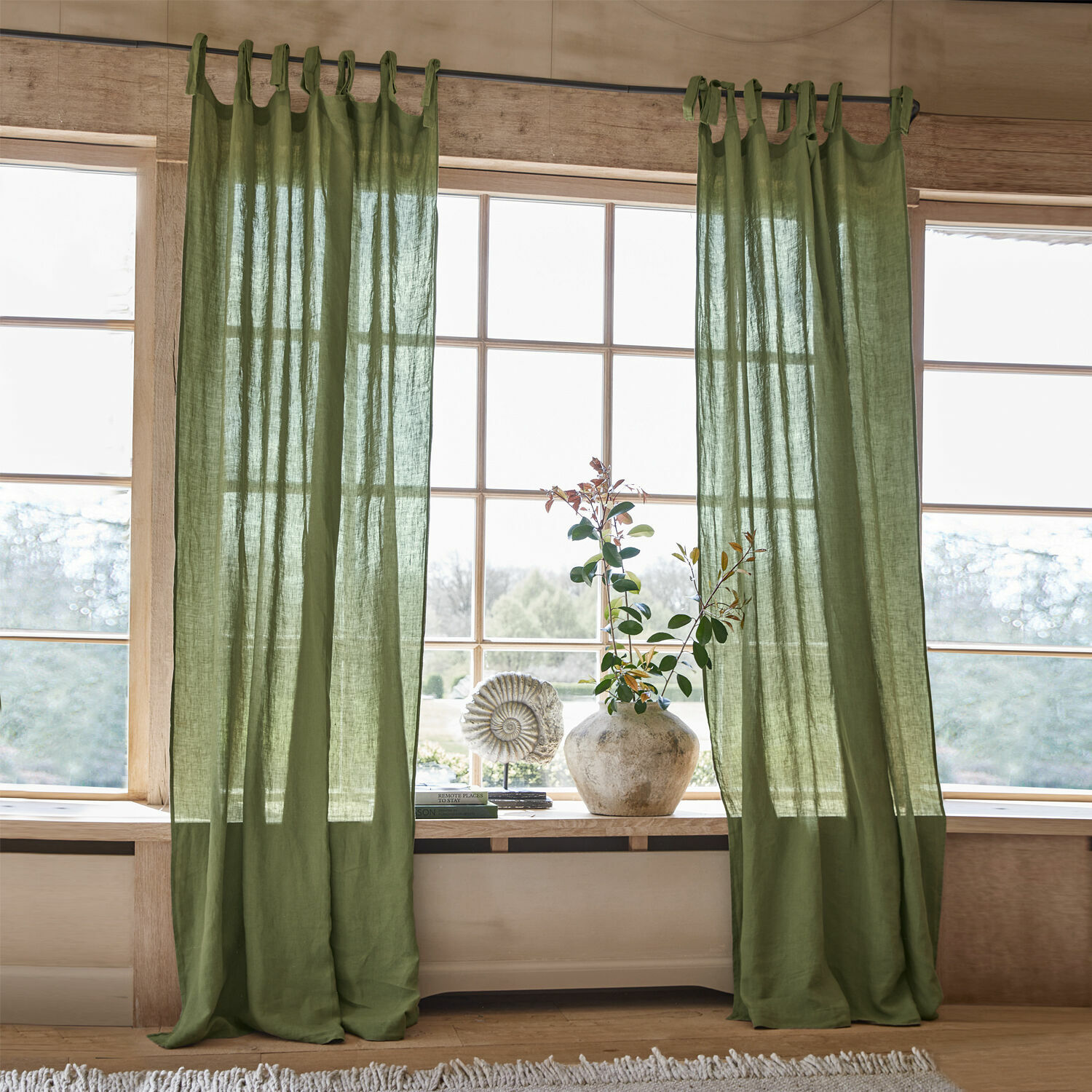 Cortina Adara Cortinas de lino verde con lazos para barra en interior luminoso y natural con decoración de ventana