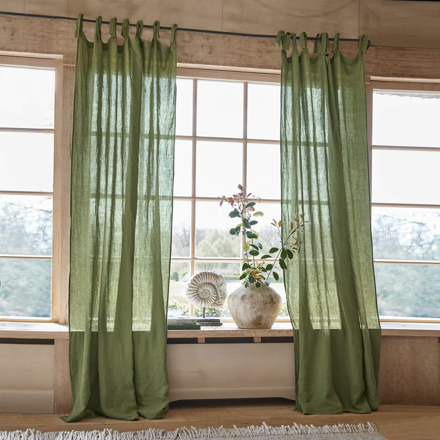 Cortina Adara Cortinas de lino verde con lazos para barra en interior luminoso y natural con decoración de ventana