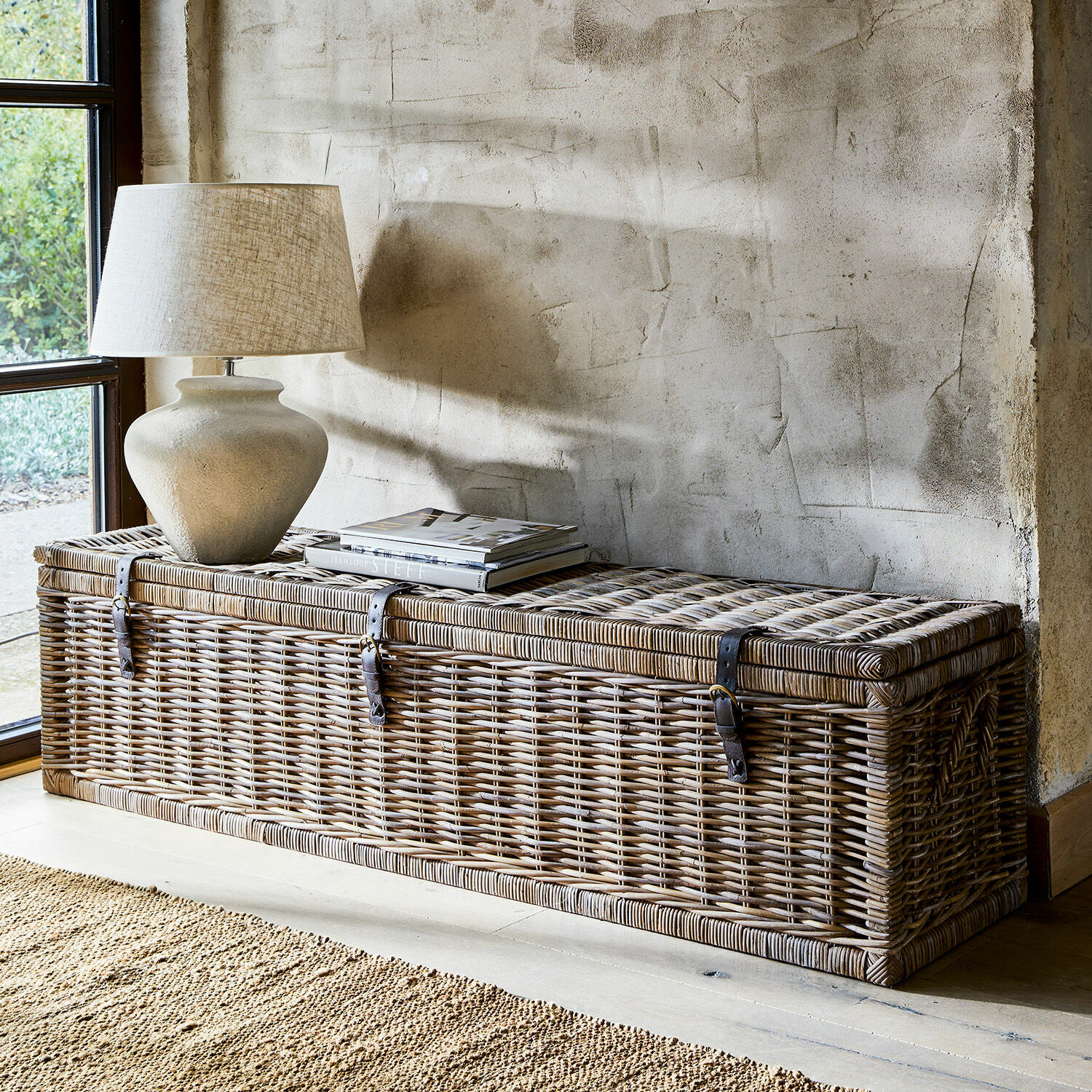 Baúl Hailee Gran baúl de ratán en color natural con lámpara y libros encima, mueble de almacenamiento