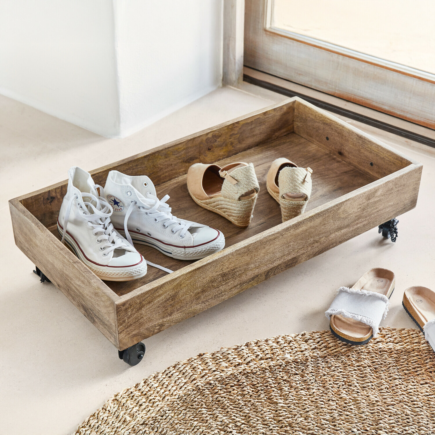 Zapatero Taylors Island Bandeja de madera con ruedas con zapatillas blancas y sandalias beige de cuña sobre el suelo