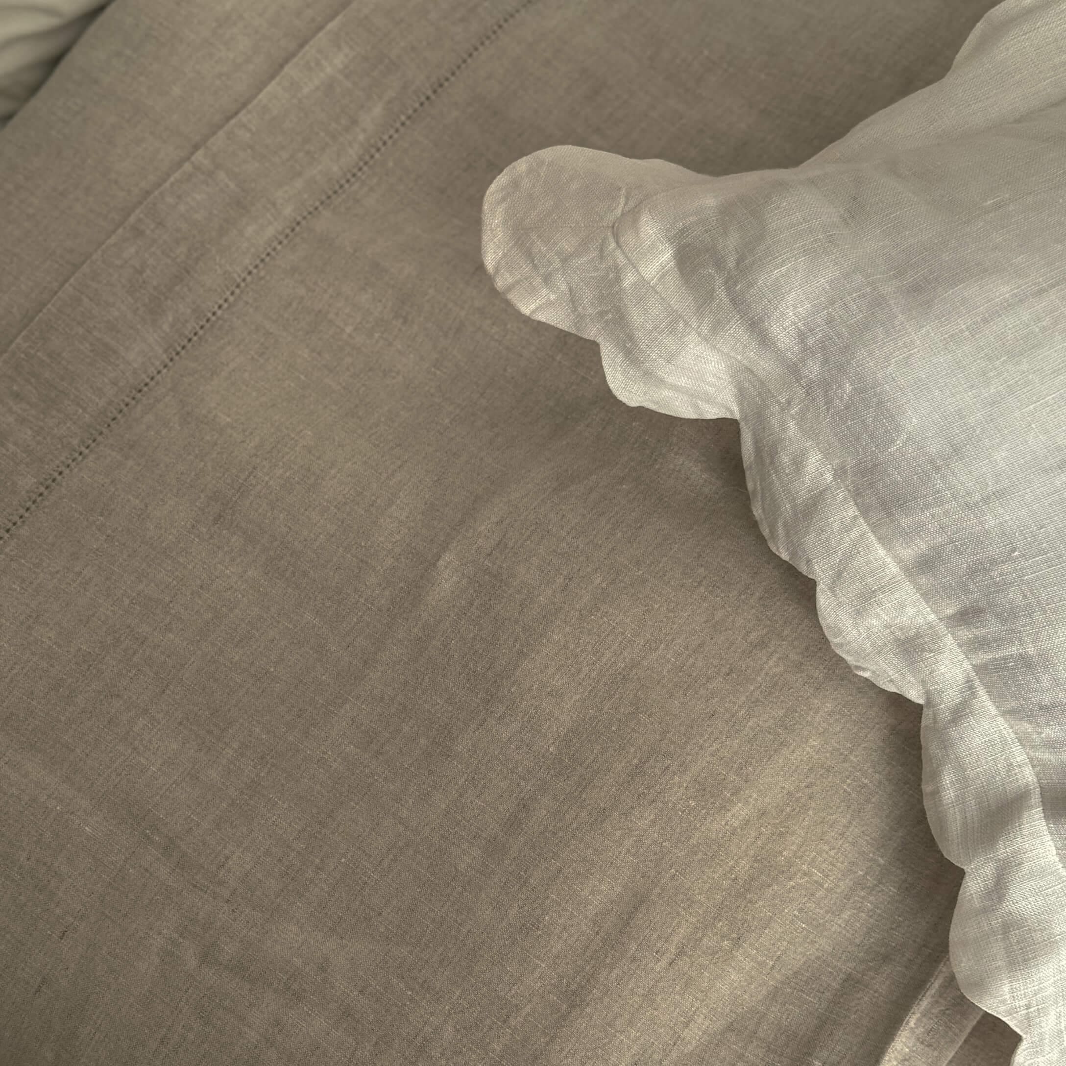 Ropa de cama beige de lino con borde blanco con volantes, tela natural para dormitorio