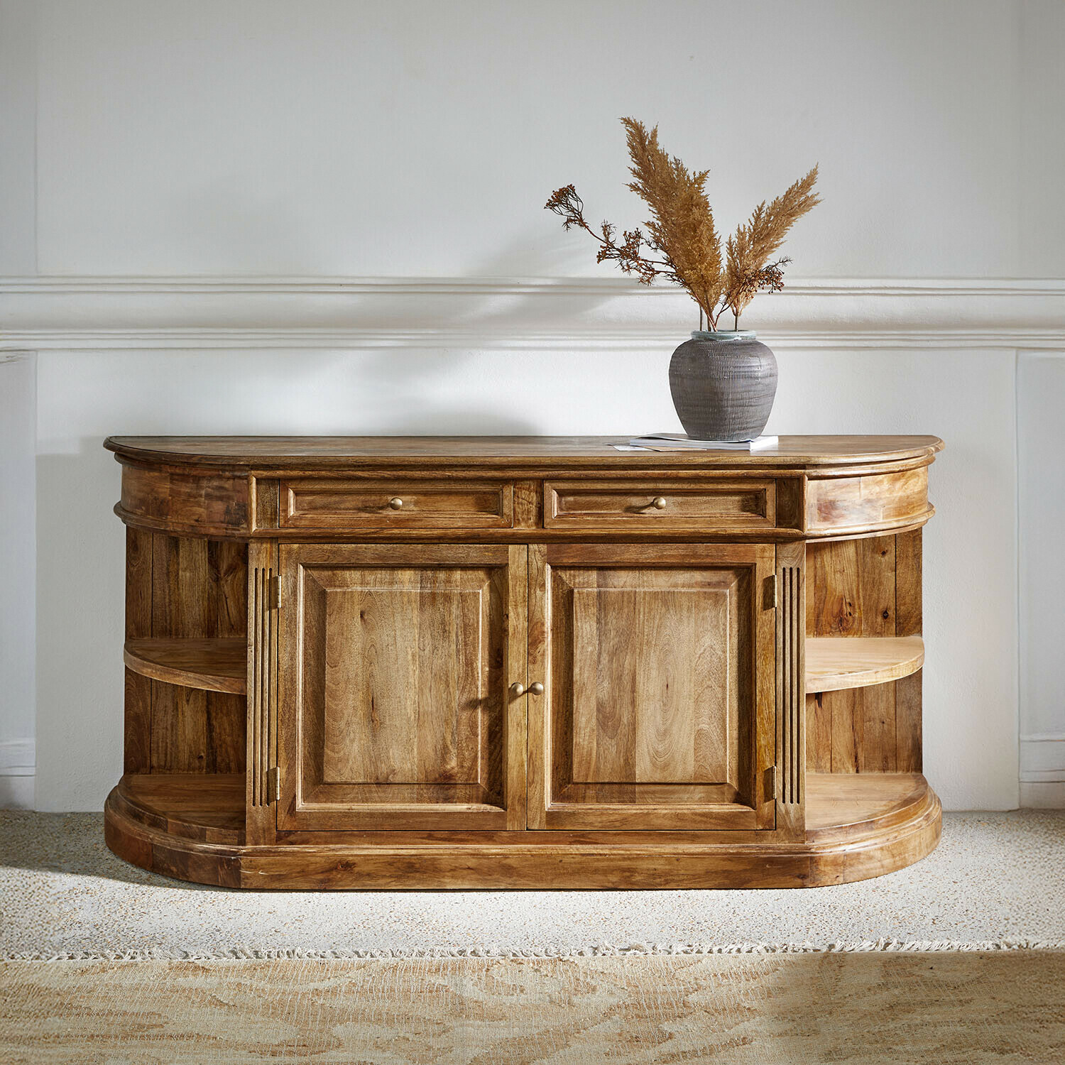 Aparador Wendalique Aparador de madera natural con estantes abiertos y cajones, jarrón decorativo encima
