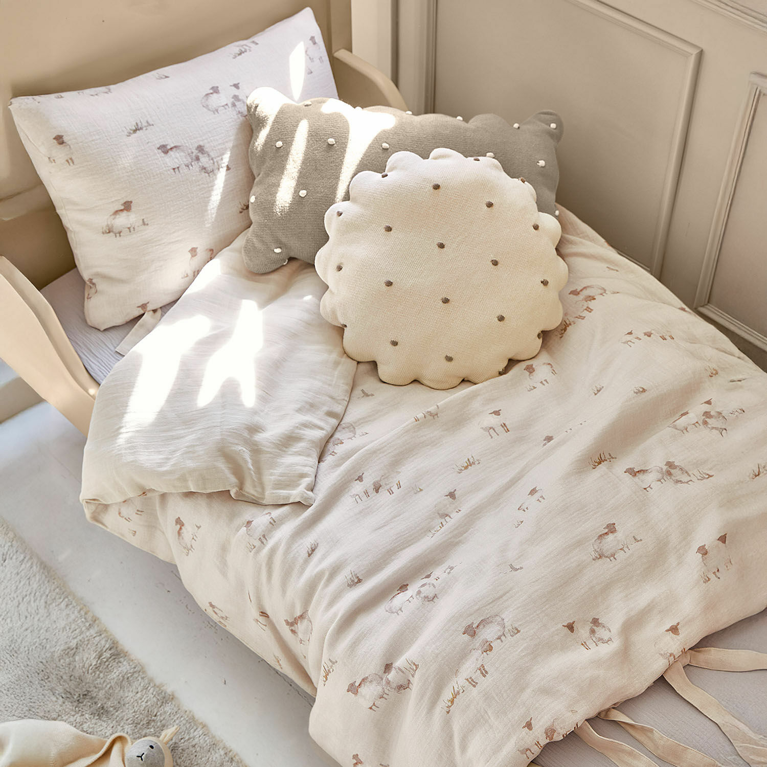 Ropa de cama Erianna Ropa de cama infantil de algodón beige claro con diseño de ovejas y cojines decorativos