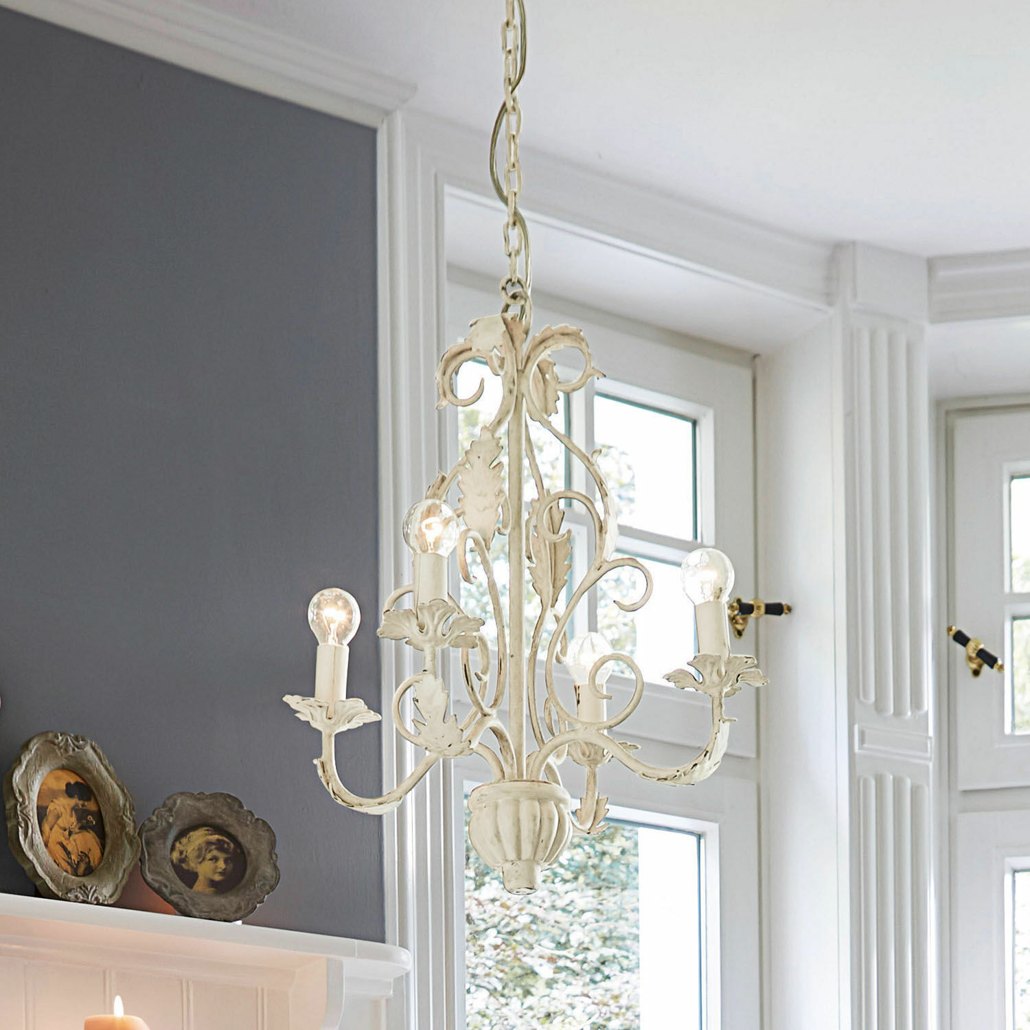 Lámpara de araña Assenay Lámpara colgante de metal crema con hojas decorativas y cinco bombillas para salón