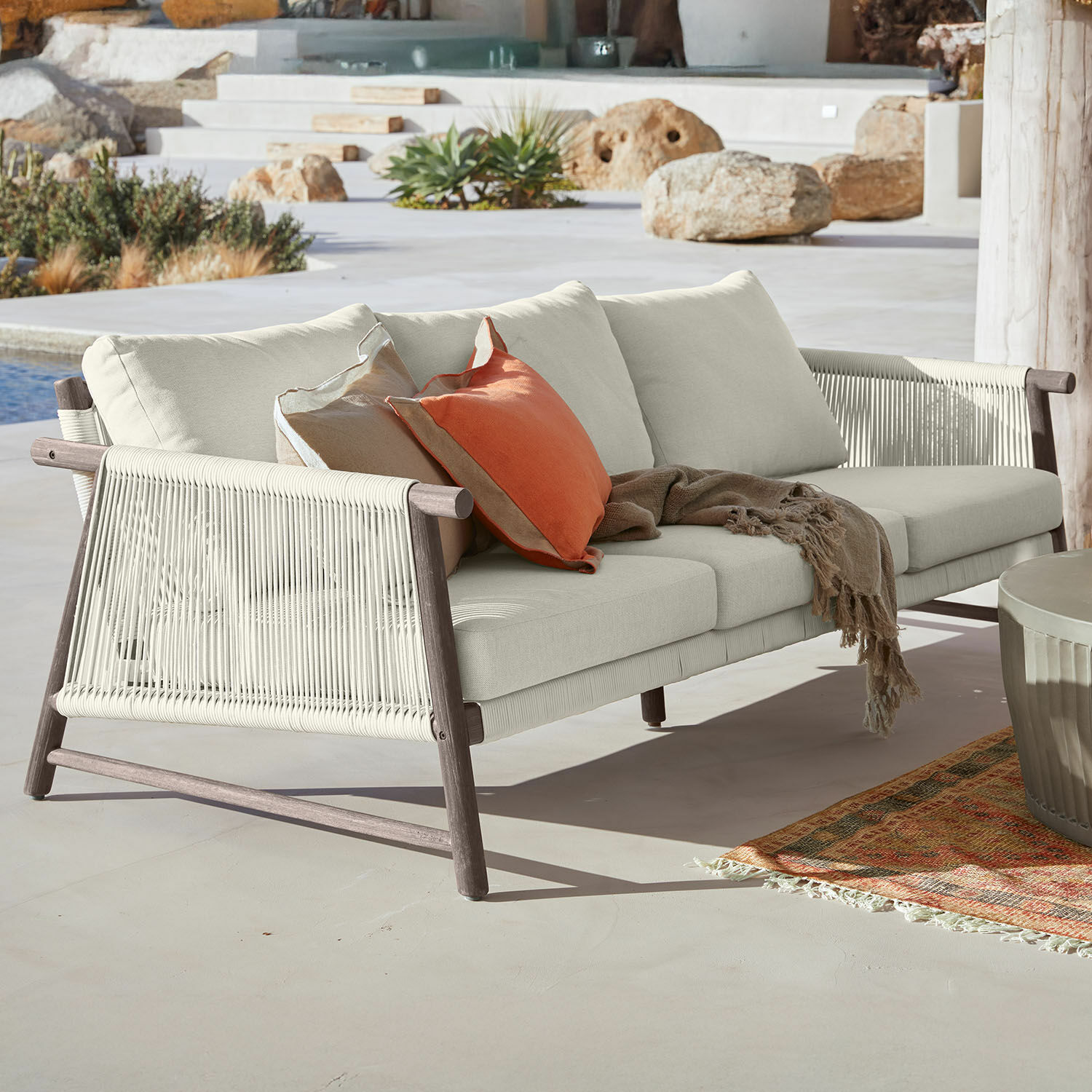 Sofá FSC®-100% Clarmontaine Sofá de exterior moderno con tela beige y estructura de madera, ideal para relajarse al aire libre