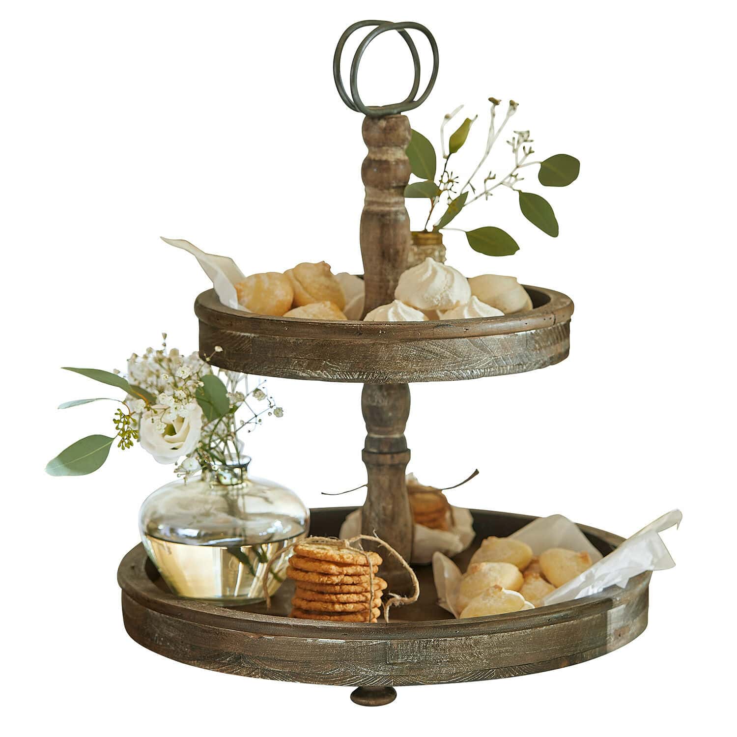 Bandeja de niveles Amboise Plato de madera de dos niveles marrón con galletas y decoración floral sobre la mesa