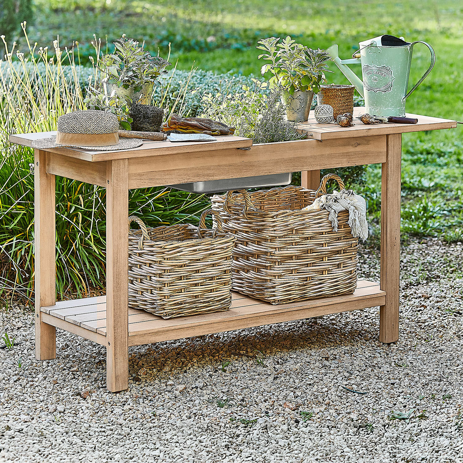 Mesa de jardinería FSC®-100% Venzone Mesa de jardín de madera con macetas, regadera verde y cestas de mimbre sobre grava