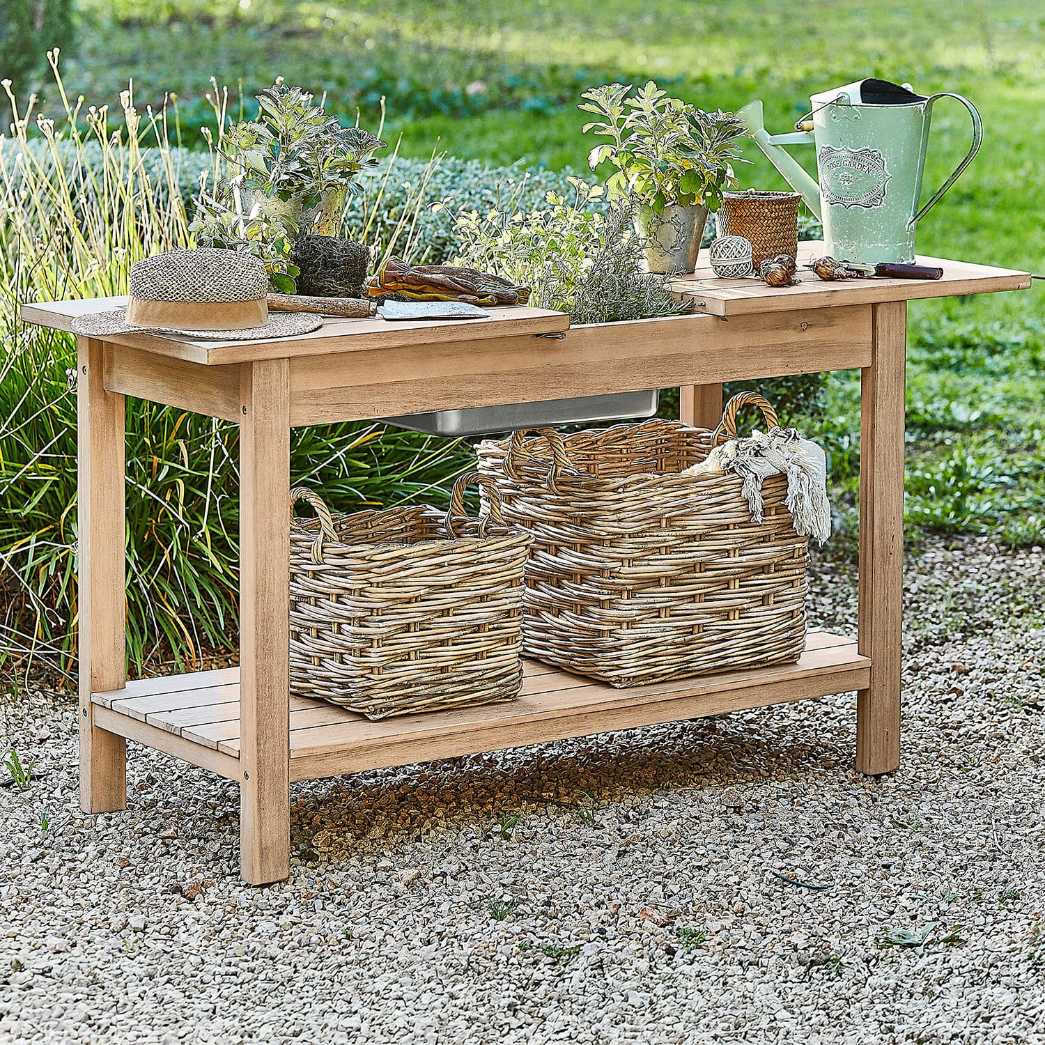 Mesa de jardinería FSC®-100% Venzone Mesa de jardín de madera con macetas, regadera verde y cestas de mimbre sobre grava
