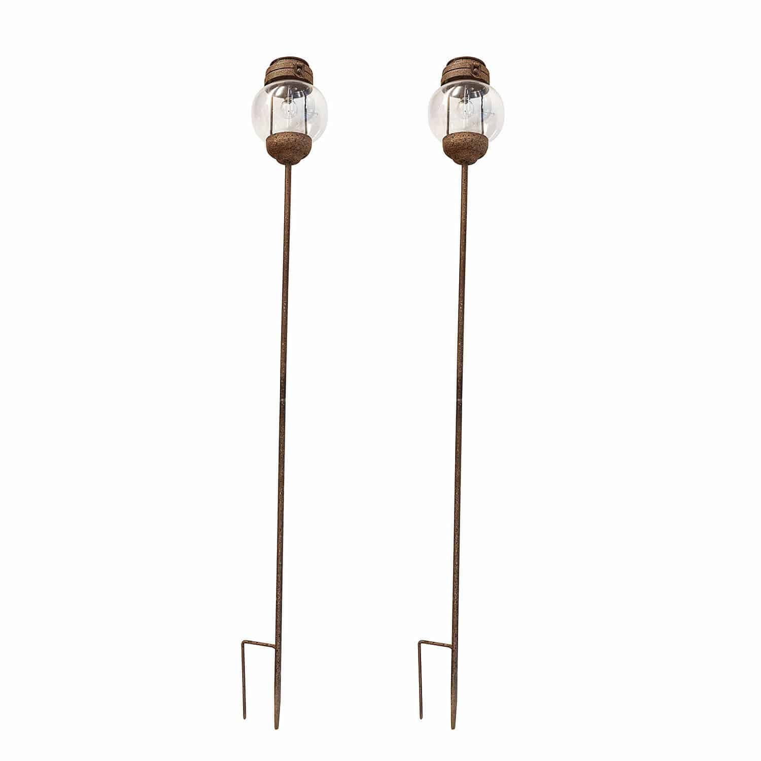 Set de 2 farolillos solares Nayalif Conjunto de dos faroles de jardín con soportes metálicos oxidados y esfera de vidrio transparente