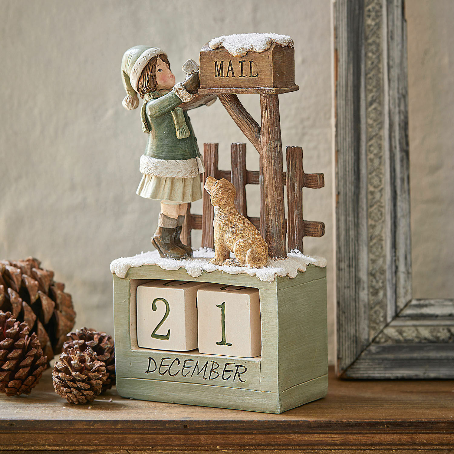 Calendario Leonce Calendario de adviento de madera con figura de niña y perro en escena invernal, verde y marrón
