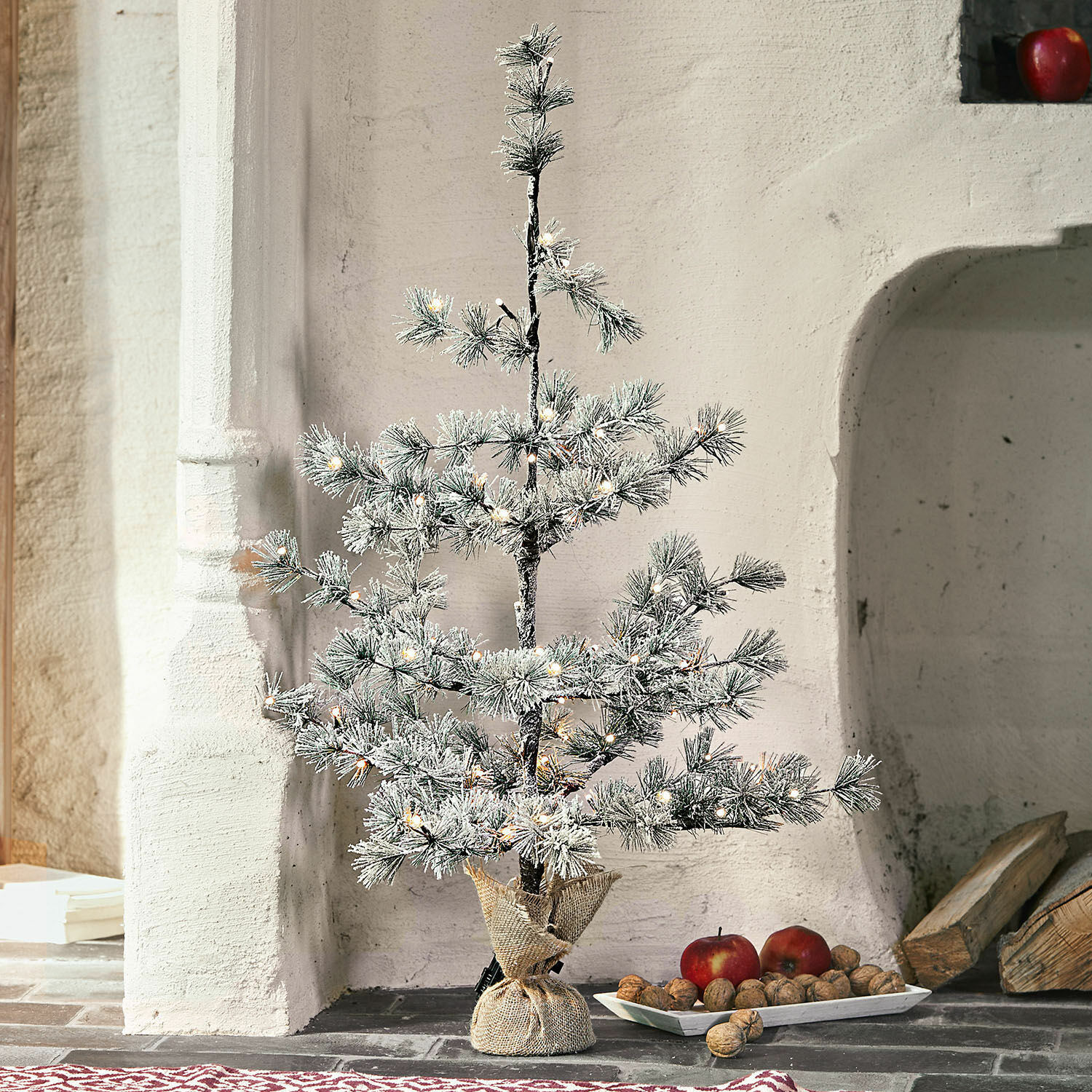 Árbol de Navidad Falkirk Pequeño árbol de Navidad artificial con ramas nevadas y luces LED en saco de yute sobre el suelo