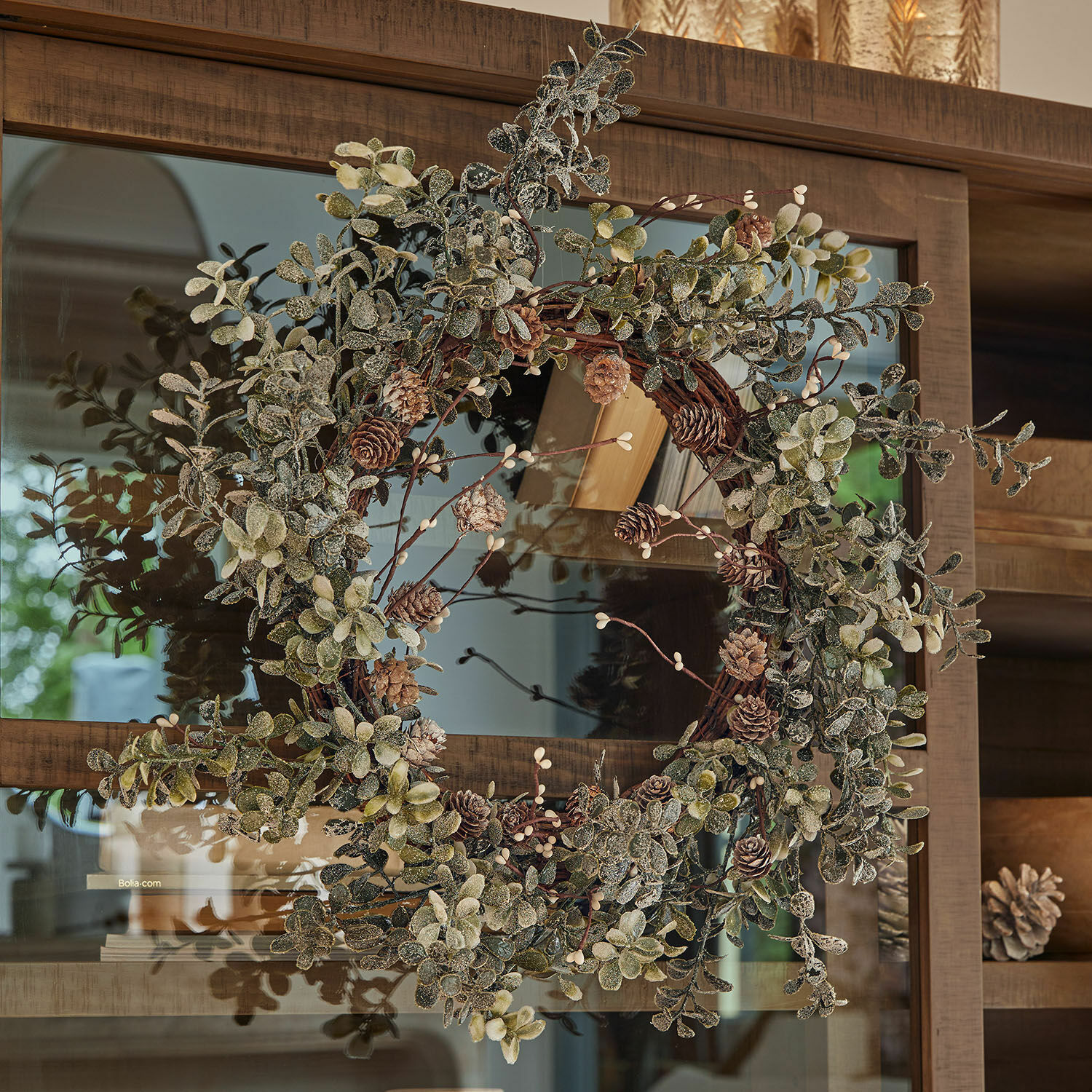 Corona Veloume Corona decorativa con hojas verdes y piñas en puerta de madera, adorno festivo para hogar