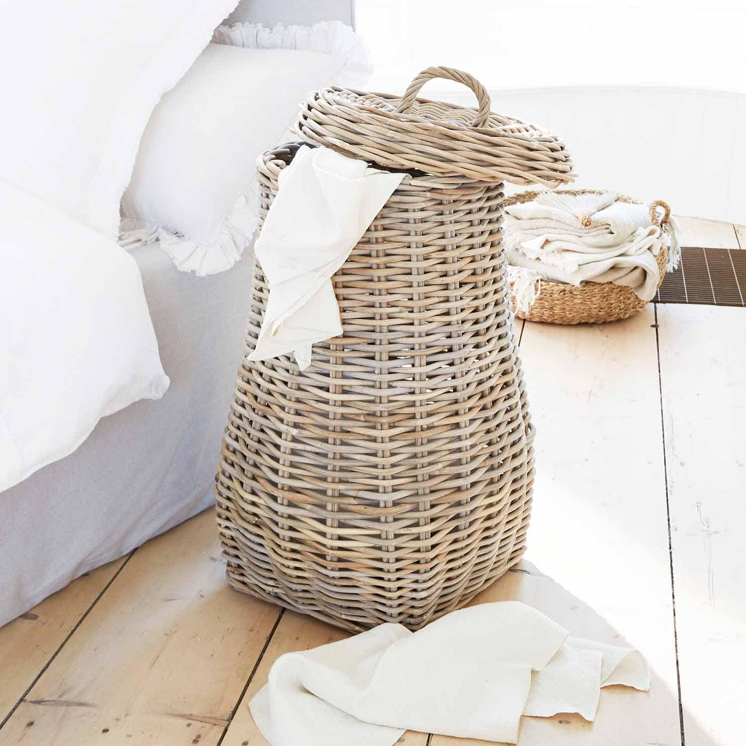 Cesta de ratán natural con tapa y tela blanca, ideal para almacenamiento en el hogar
