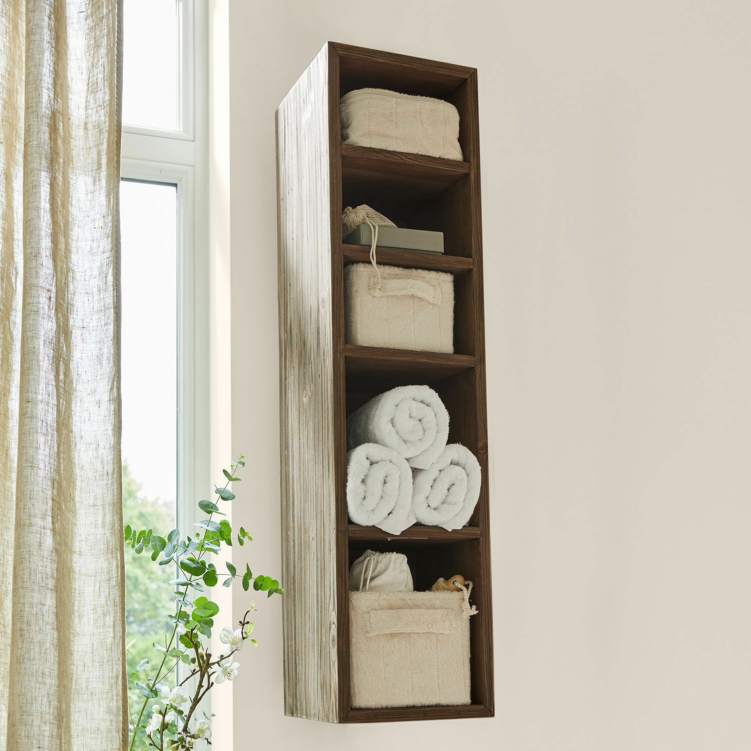 Estante de pared Greenhaven Estante de pared estrecho de madera natural con toallas blancas y cestas de almacenamiento para baño