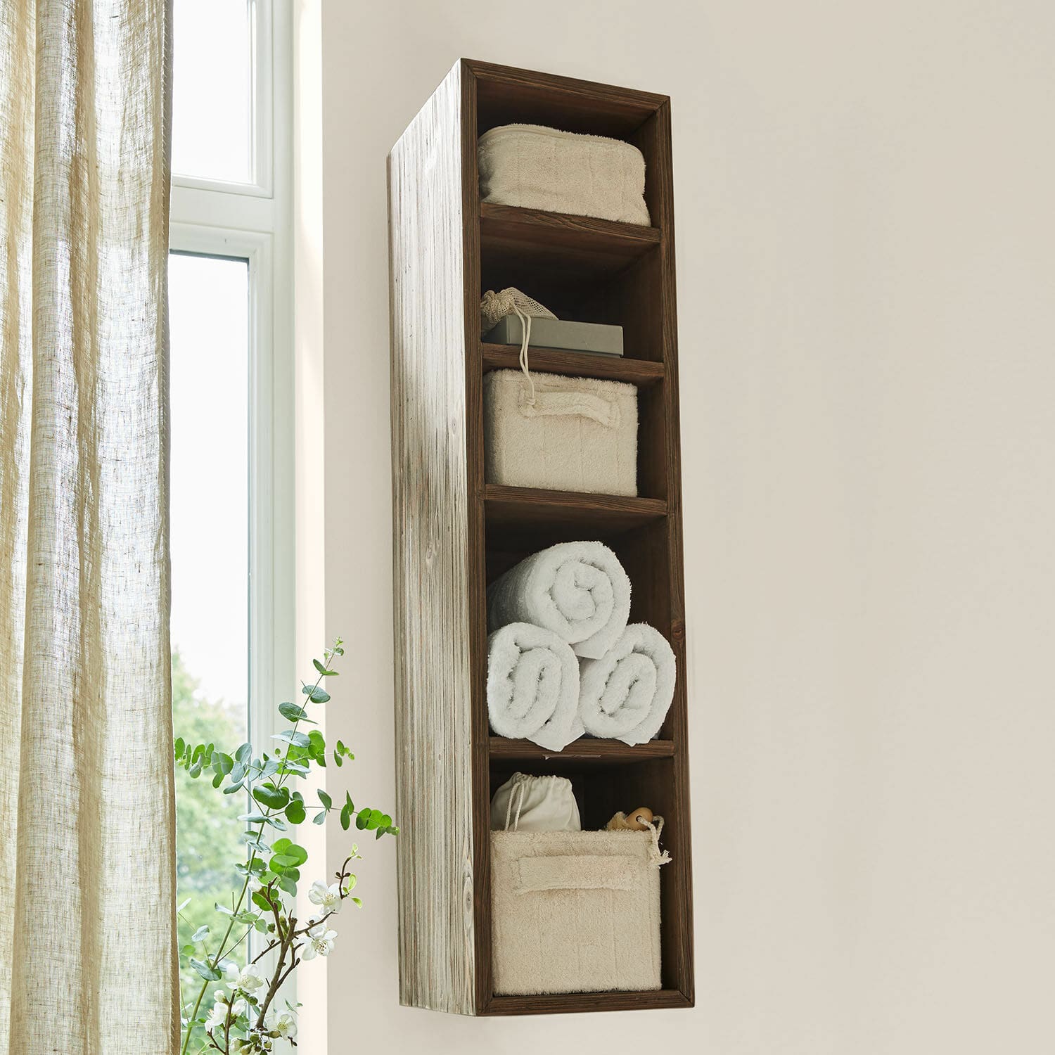 Estante de pared Greenhaven Estante de pared estrecho de madera natural con toallas blancas y cestas de almacenamiento para baño