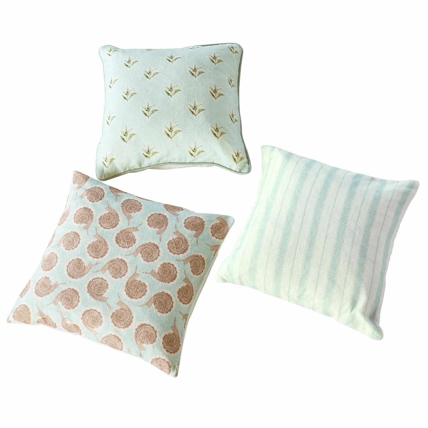 Conjunto de tres cojines decorativos de algodón en colores pastel con motivos vegetales
