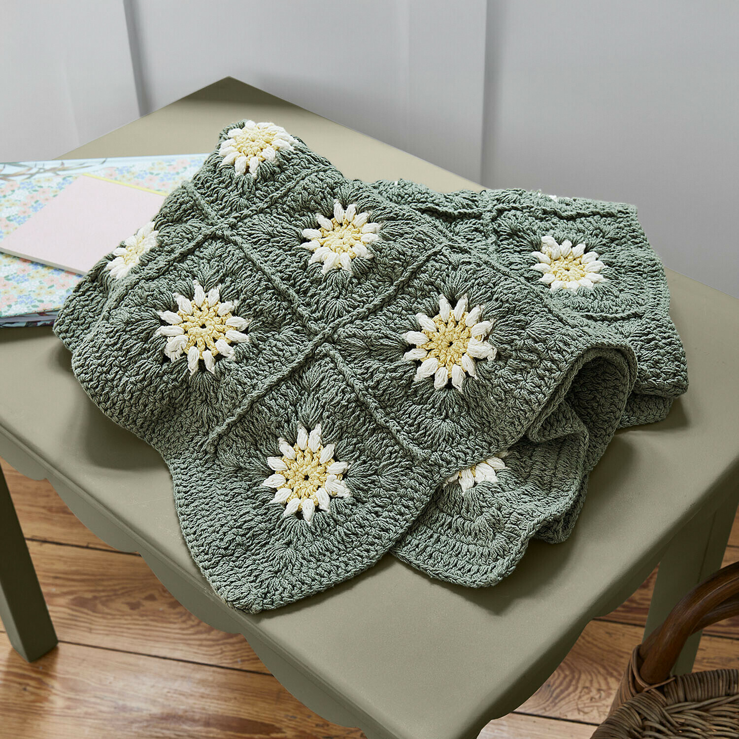 Plaid Poppeline Manta verde tejida a mano con motivos florales blancos, suave y decorativa para el hogar