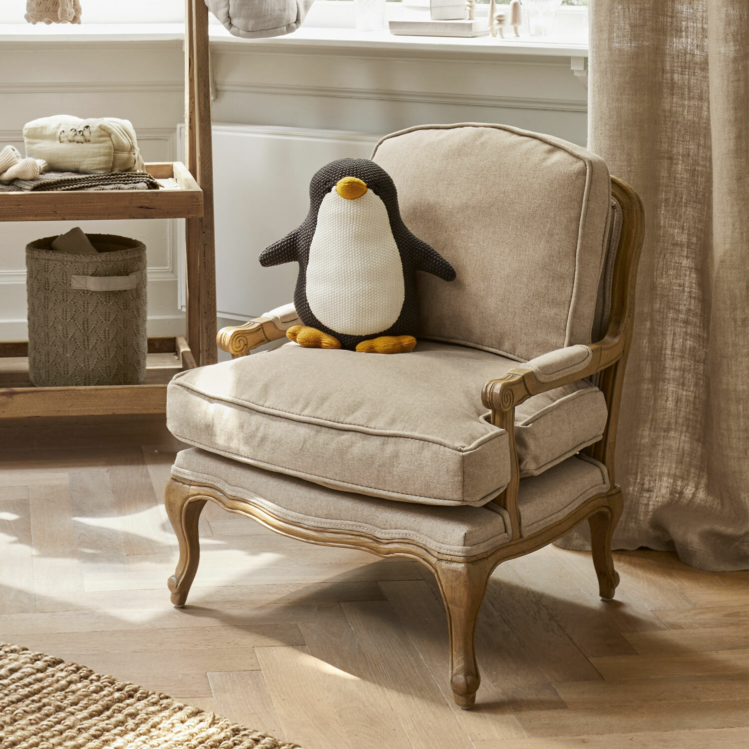 Sillón infantil Orlianne Sillón beige con estructura de madera y cojín suave con peluche de pingüino