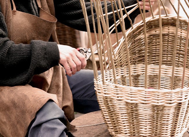 Cesta de mimbre clara hecha a mano con material natural, artesanía tradicional