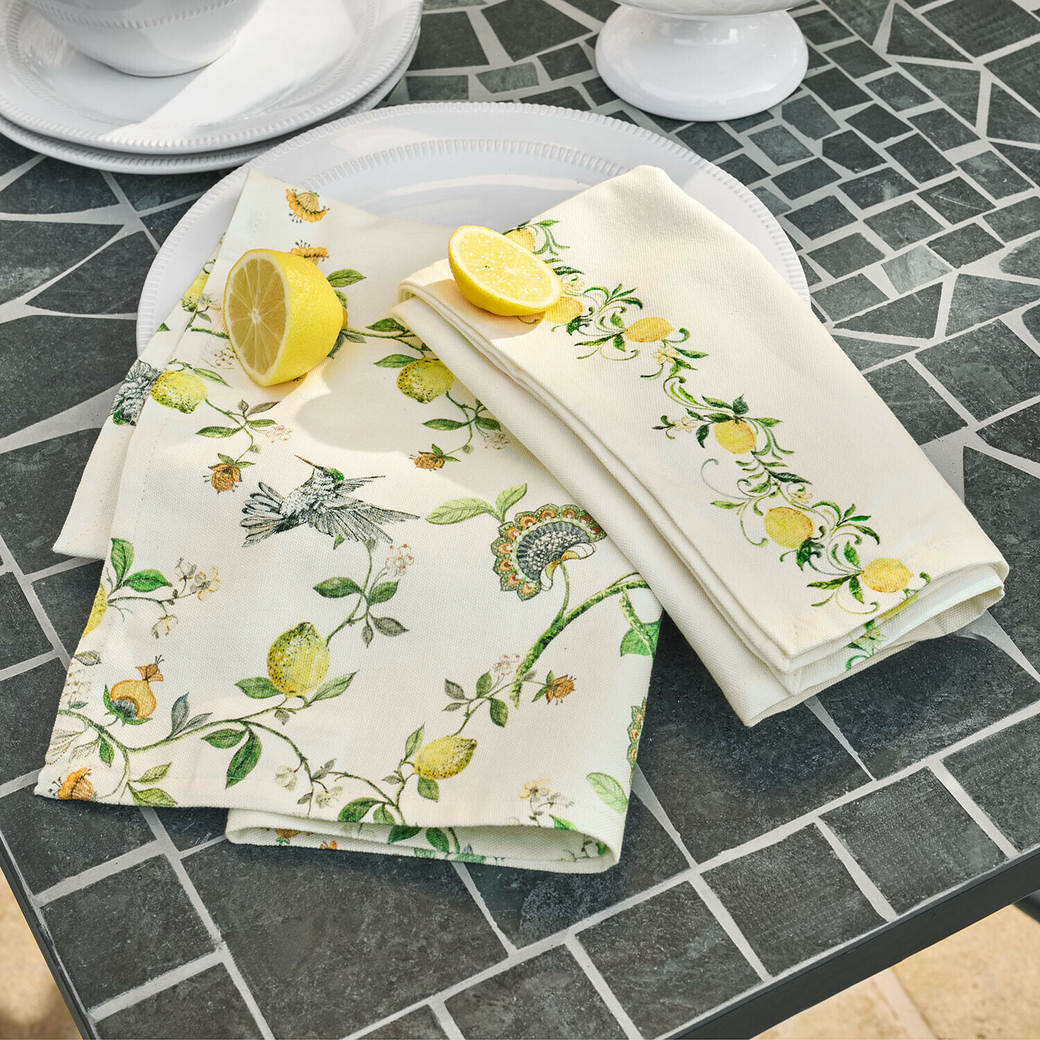 Set de 2 paños de cocina Solianne Servilletas de lino con diseño de limones y pájaros sobre mesa de piedra gris para decoración