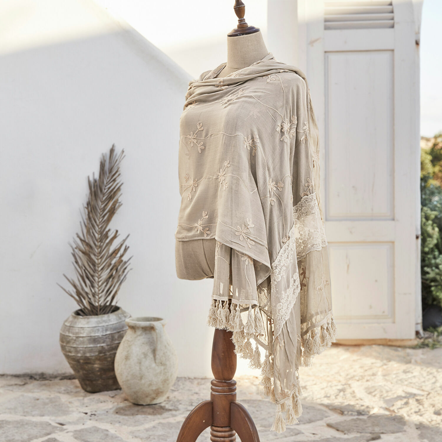 Chal beige bordado con encaje en maniquí, tela ligera, accesorio decorativo elegante