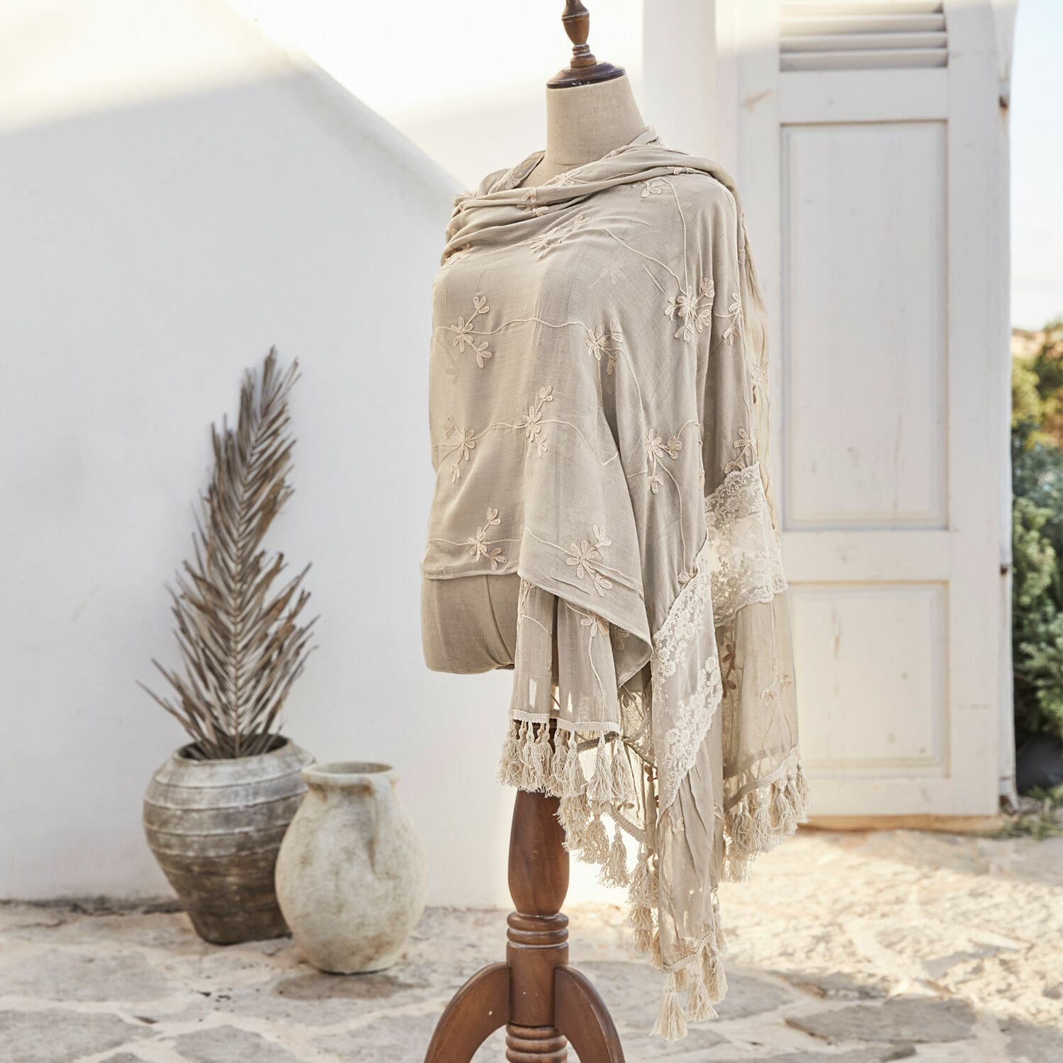 Chal Eloise Chal beige bordado con encaje en maniquí, tela ligera, accesorio decorativo elegante
