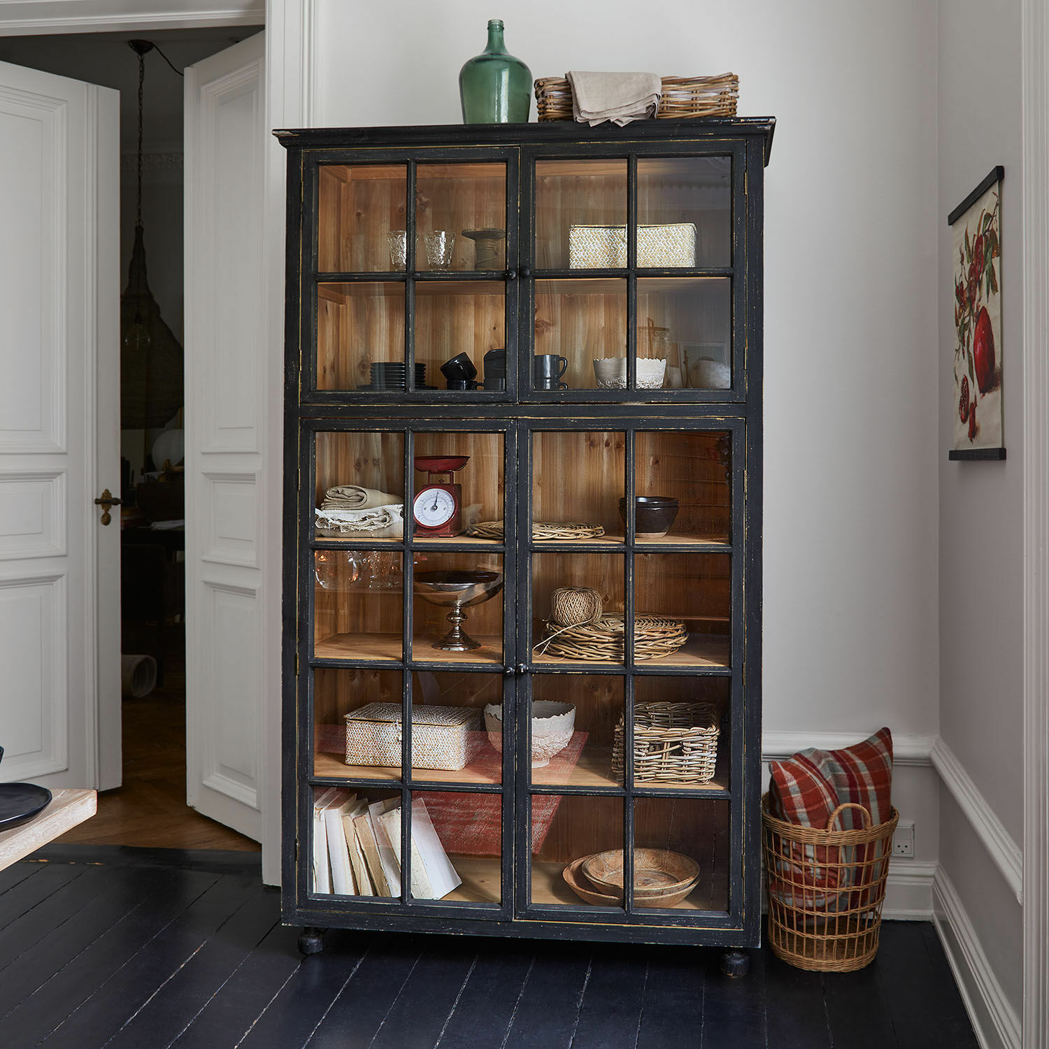 Armario Bellac Vitrina de madera negra con puertas de cristal e interior natural, estilo rústico con decoraciones variadas