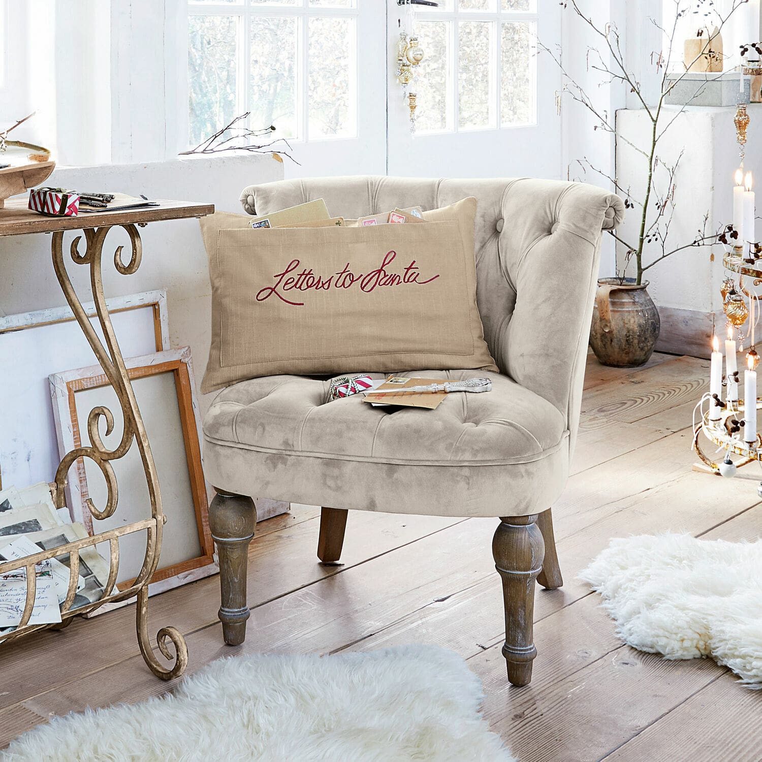 Sillón Ardilleux Sillón beige de terciopelo con patas de madera en interior luminoso con cojín decorativo