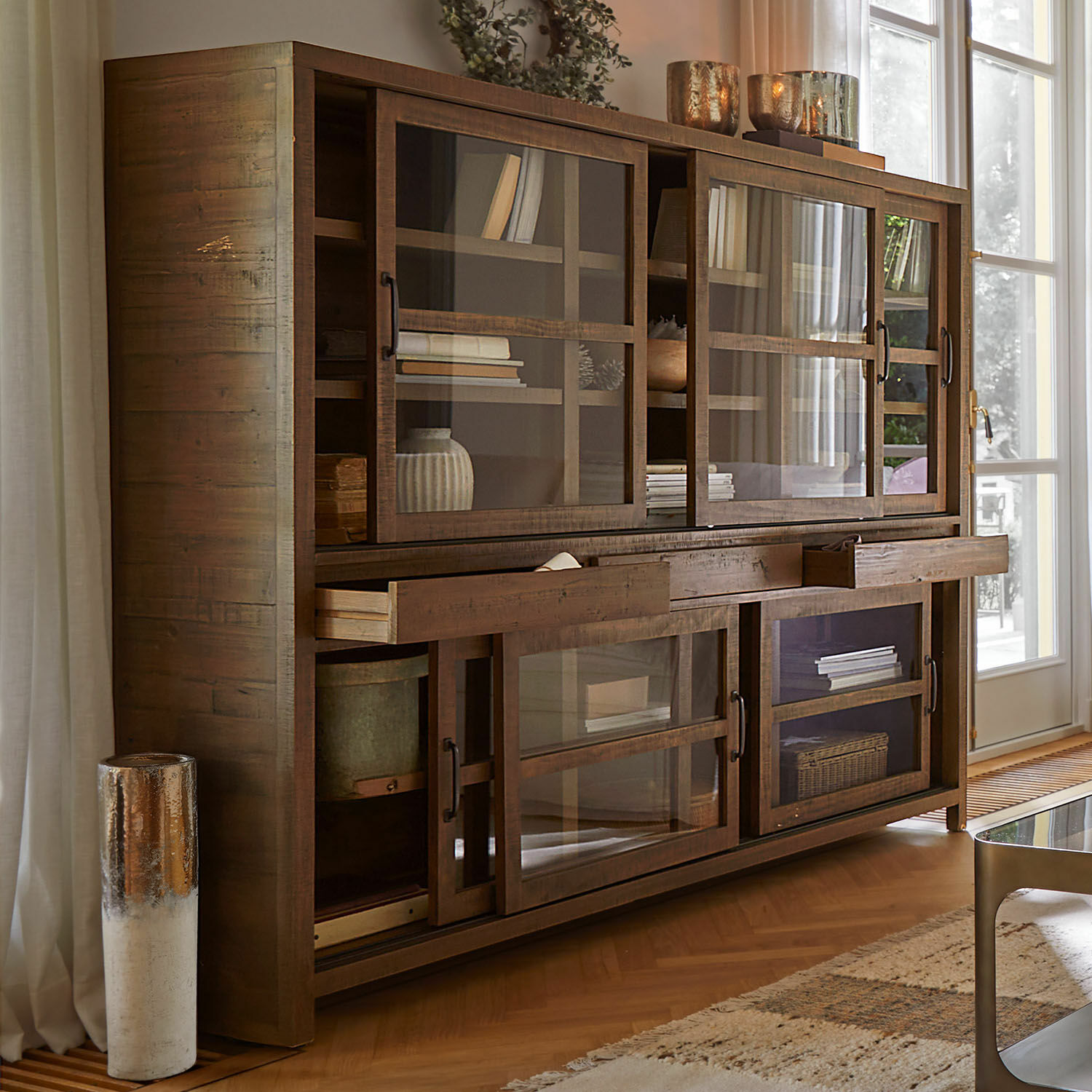 Vitrina Whitborne Gran vitrina de madera marrón con puertas de cristal y cajones, mueble elegante para salón