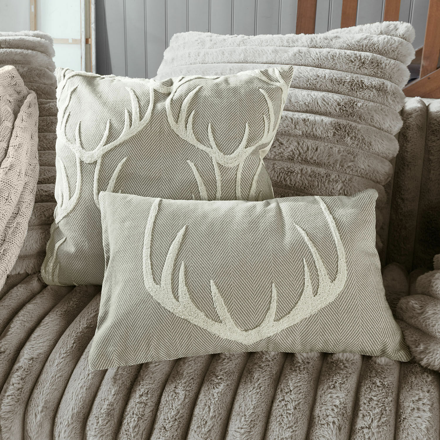 Set de 2 fundas de cojín Soreva Conjunto de dos cojines decorativos beige con diseño de astas sobre tela suave marrón claro