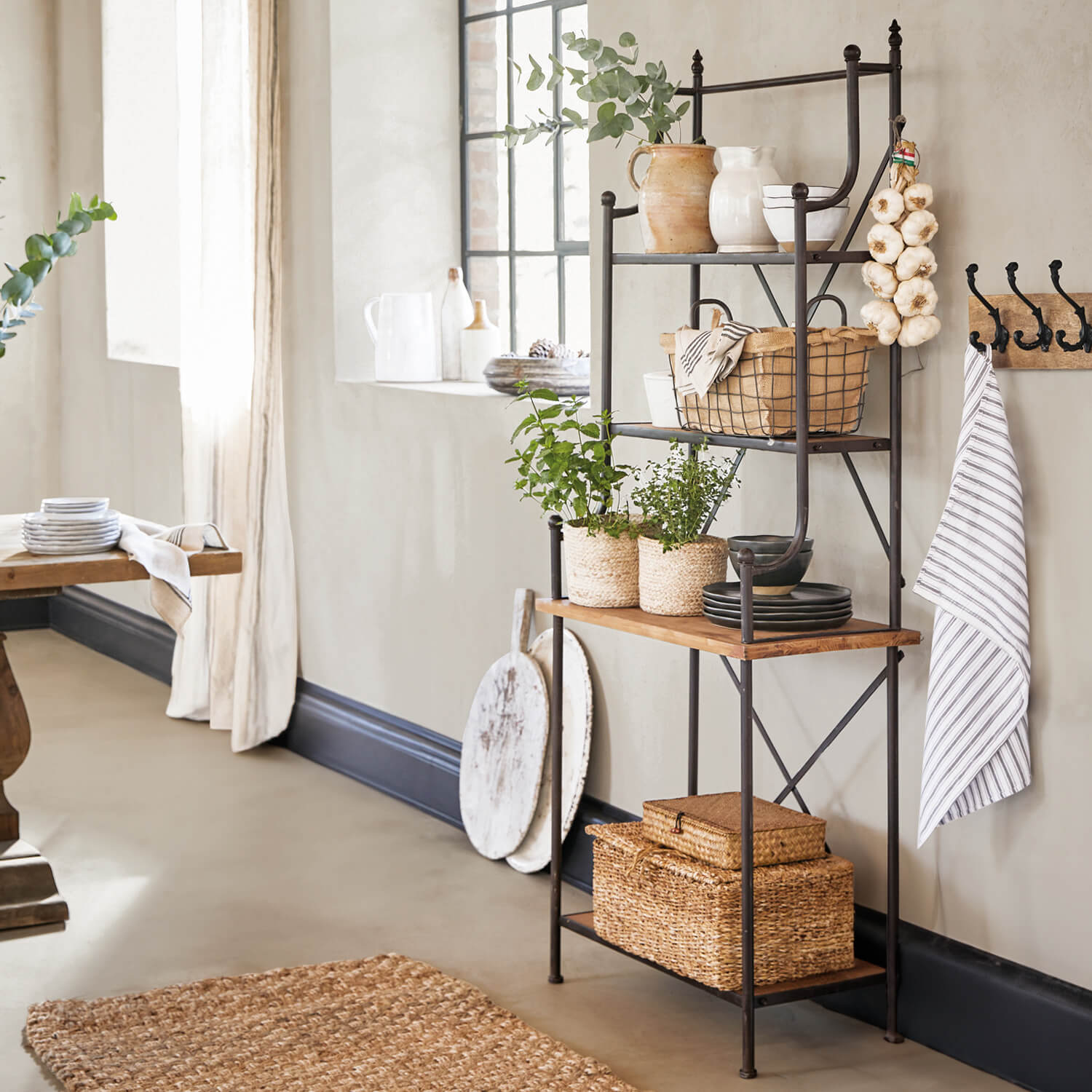 Estantería de cocina de metal con estantes de madera y decoraciones naturales para almacenamiento práctico