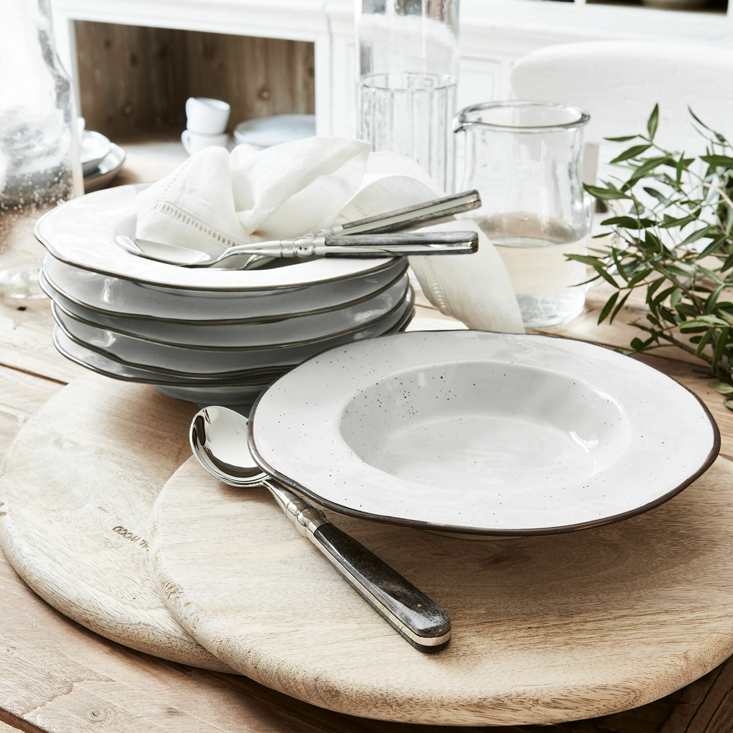 Set de 6 platos hondos Biarré Juego de platos de cerámica blanca con pequeñas motas negras sobre mesa de madera para comedor