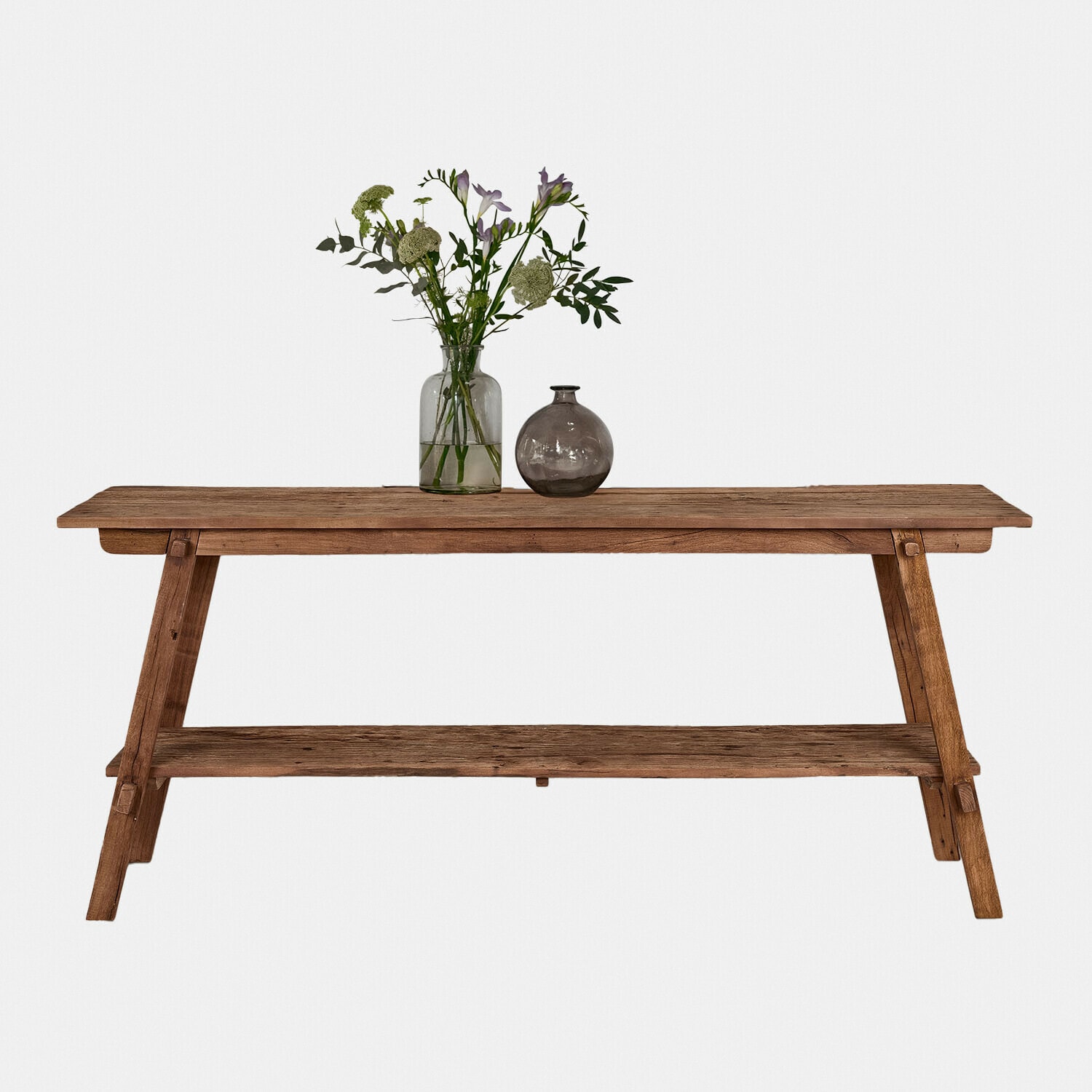Consola Brévonne Mesa rústica de madera natural con estante inferior y decoración floral encima