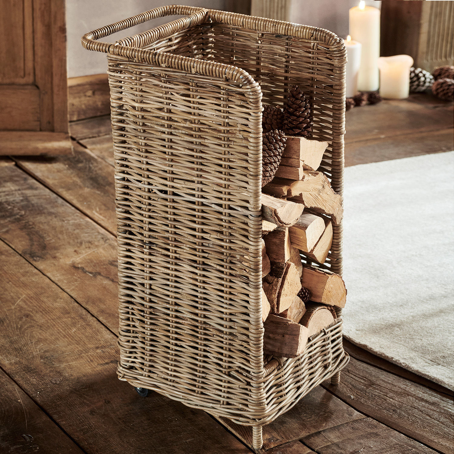 Cesta para leña Xabier Cesta para leña de ratán natural con ruedas para almacenar madera de chimenea