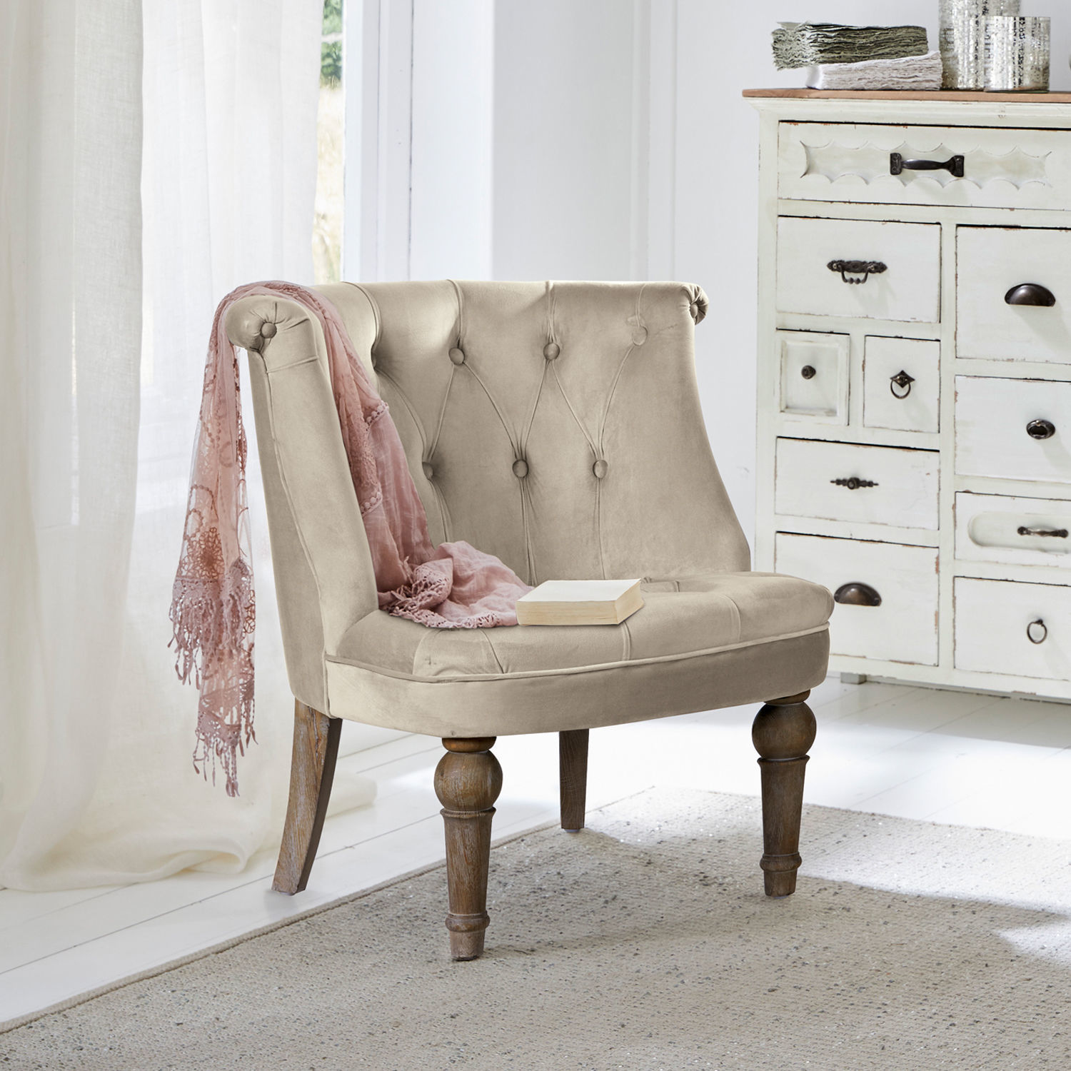 Sillón Ardilleux Sillón beige de terciopelo con patas de madera y capitoné, mueble elegante para salón