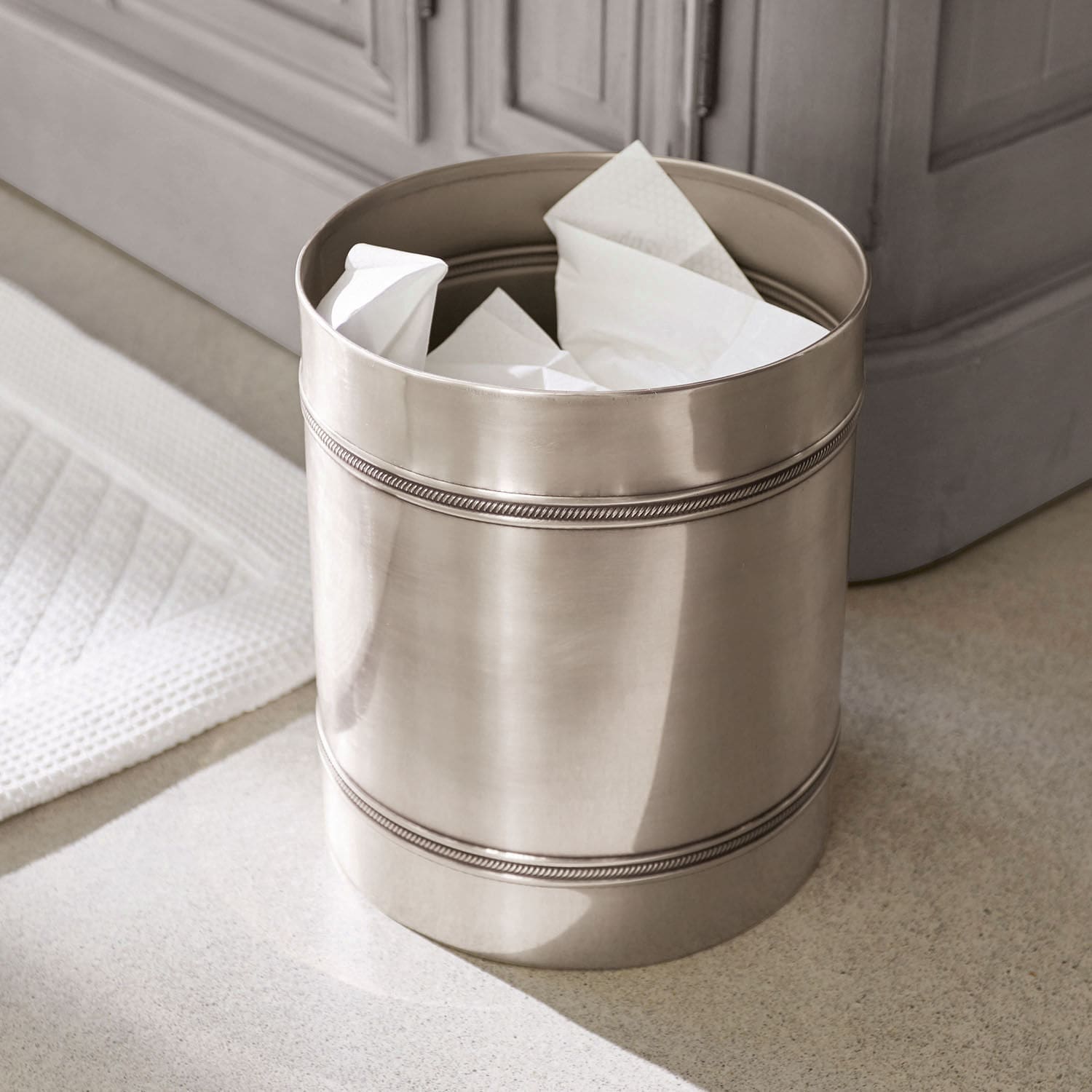 Papelera Semoine Papelera metálica plateada con bandas decorativas, ideal para baño elegante