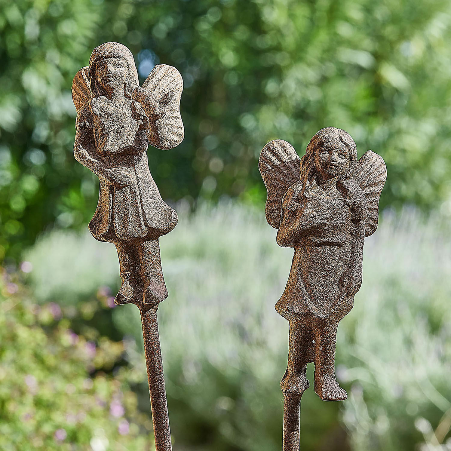 Set de dos estacas de jardín Papille Dos decoraciones de jardín de hierro en forma de ángeles sobre varillas, color marrón rústico