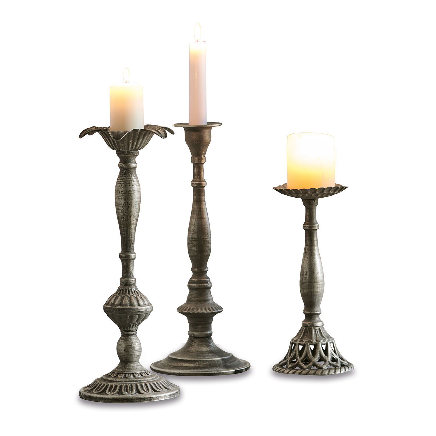 Set de 3 candeleros Chandra Conjunto de tres candelabros de metal gris con velas encendidas para decoración interior