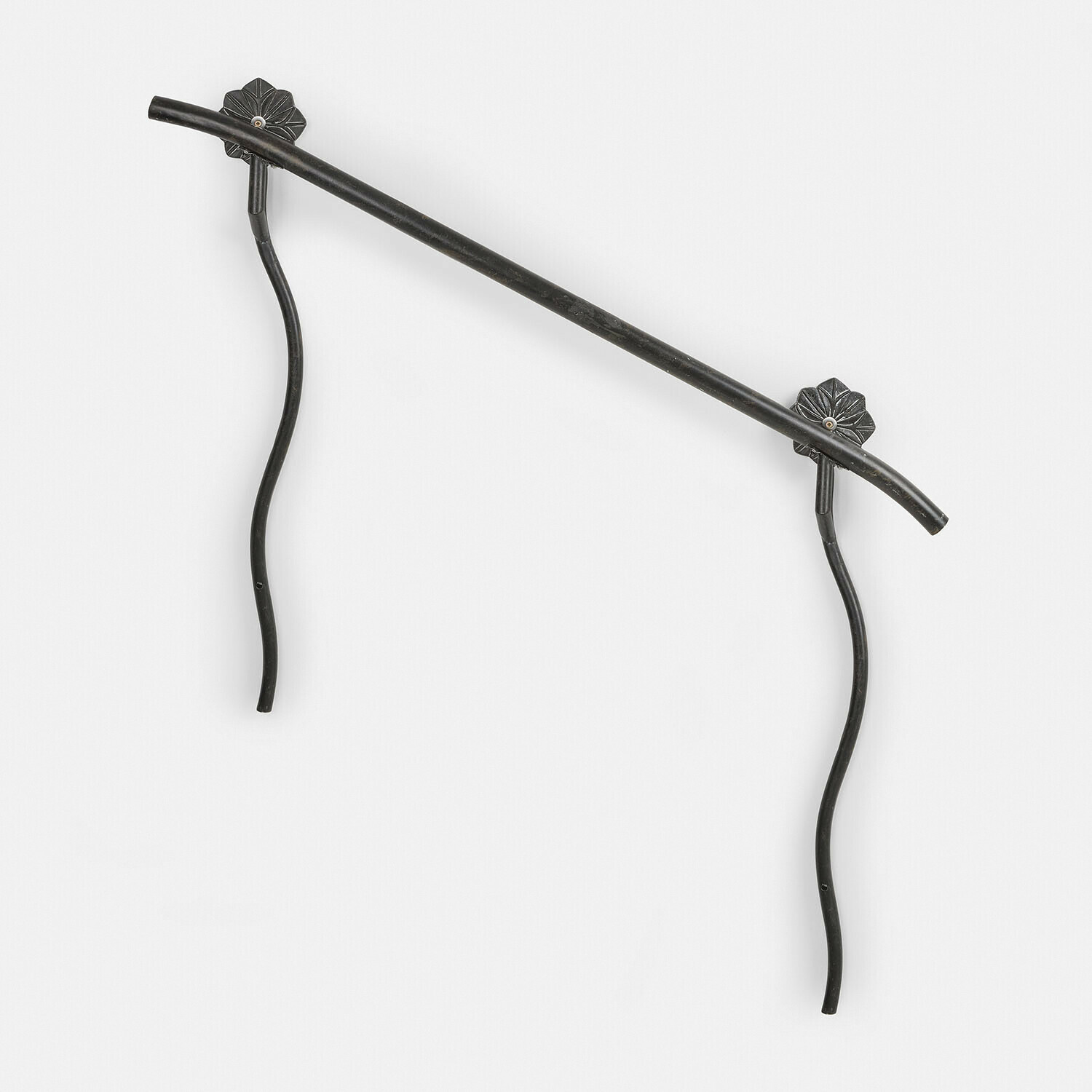 Asa de pared de metal negro con patas onduladas y soportes decorativos para interiores modernos