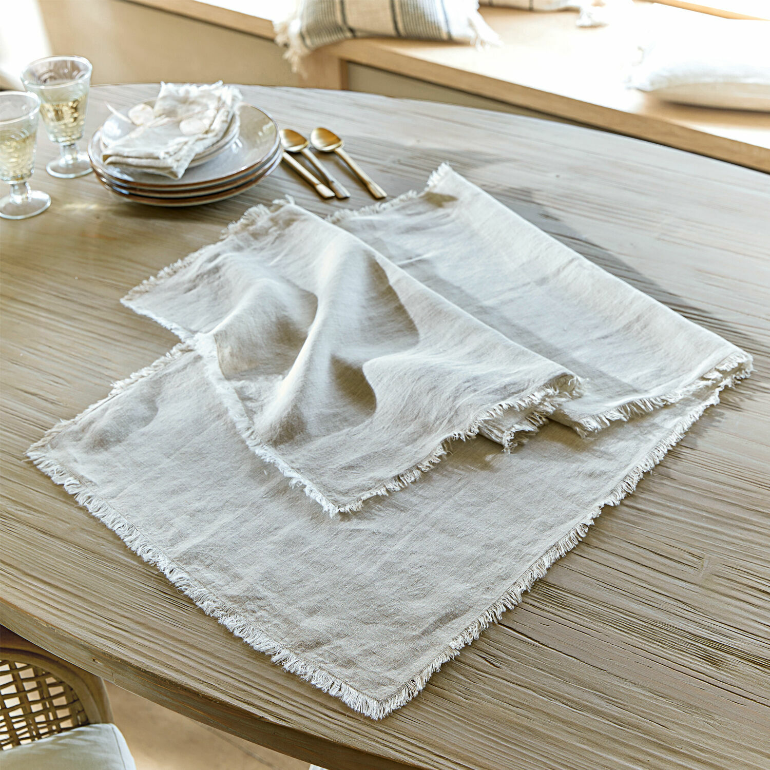 Camino de mesa Topsfield Servilletas de lino beige con flecos sobre mesa de madera para decoración de comedor