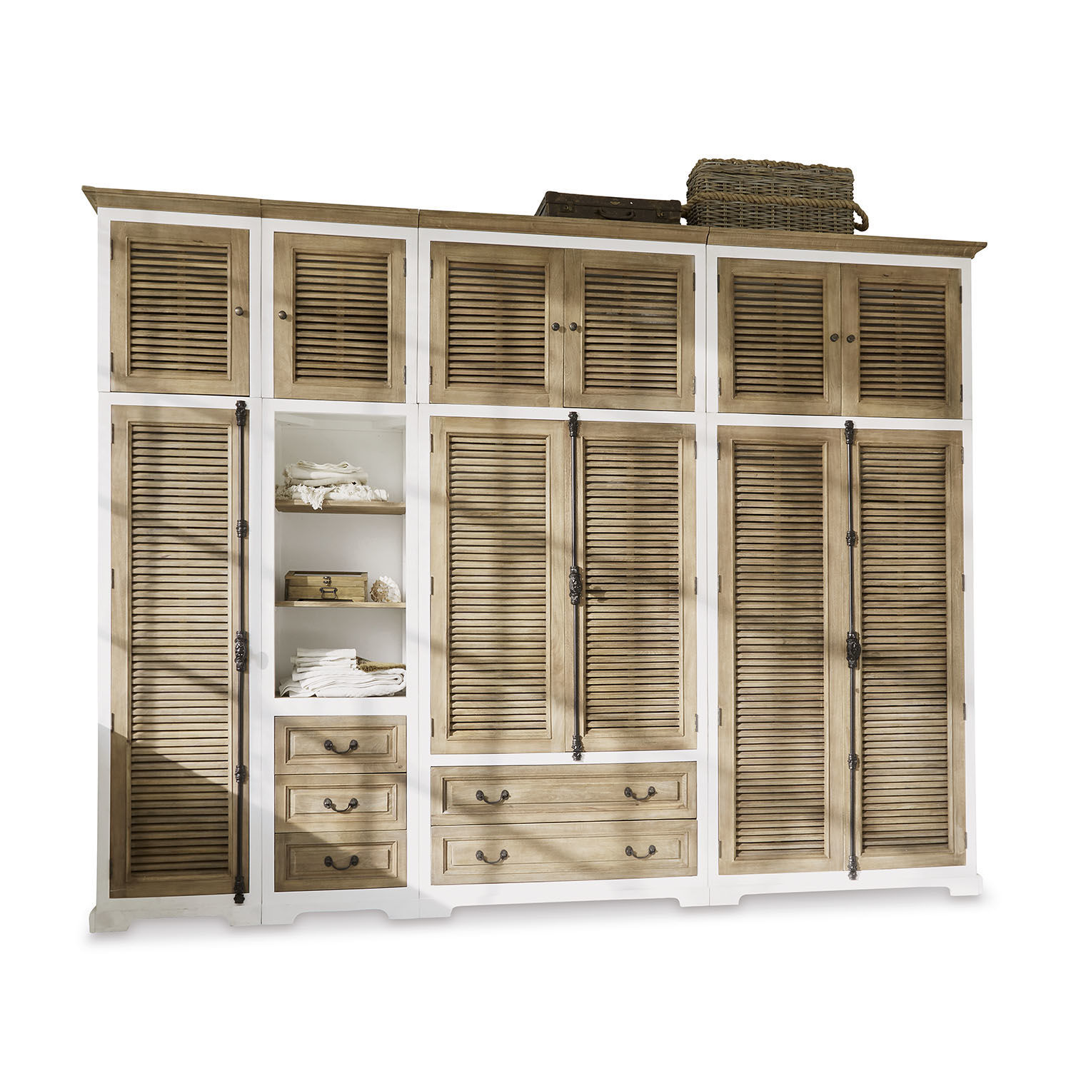 Armario Daviau Gran armario de madera en tonos naturales y blancos con puertas de persiana y cajones para almacenamiento