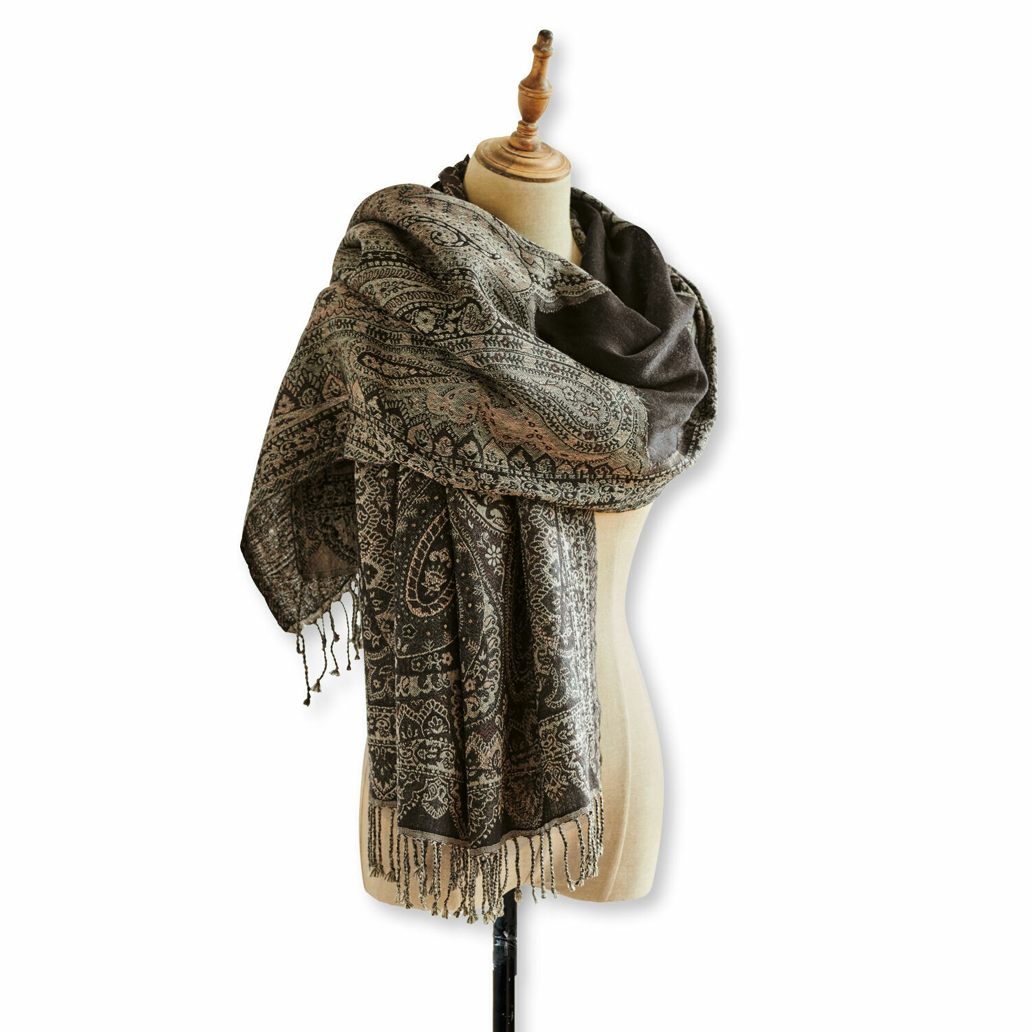 Chal Trojan Chal marrón con diseño paisley y flecos en maniquí, tejido suave para días frescos