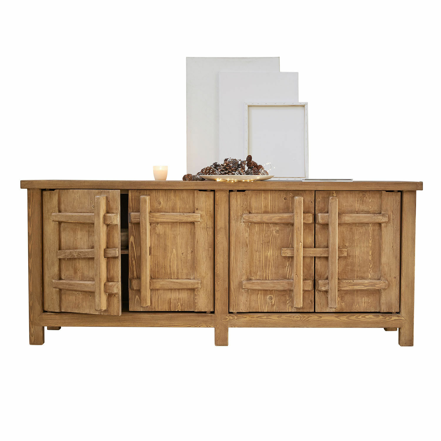 Aparador de madera natural con puertas decorativas y decoración de piñas en la superficie