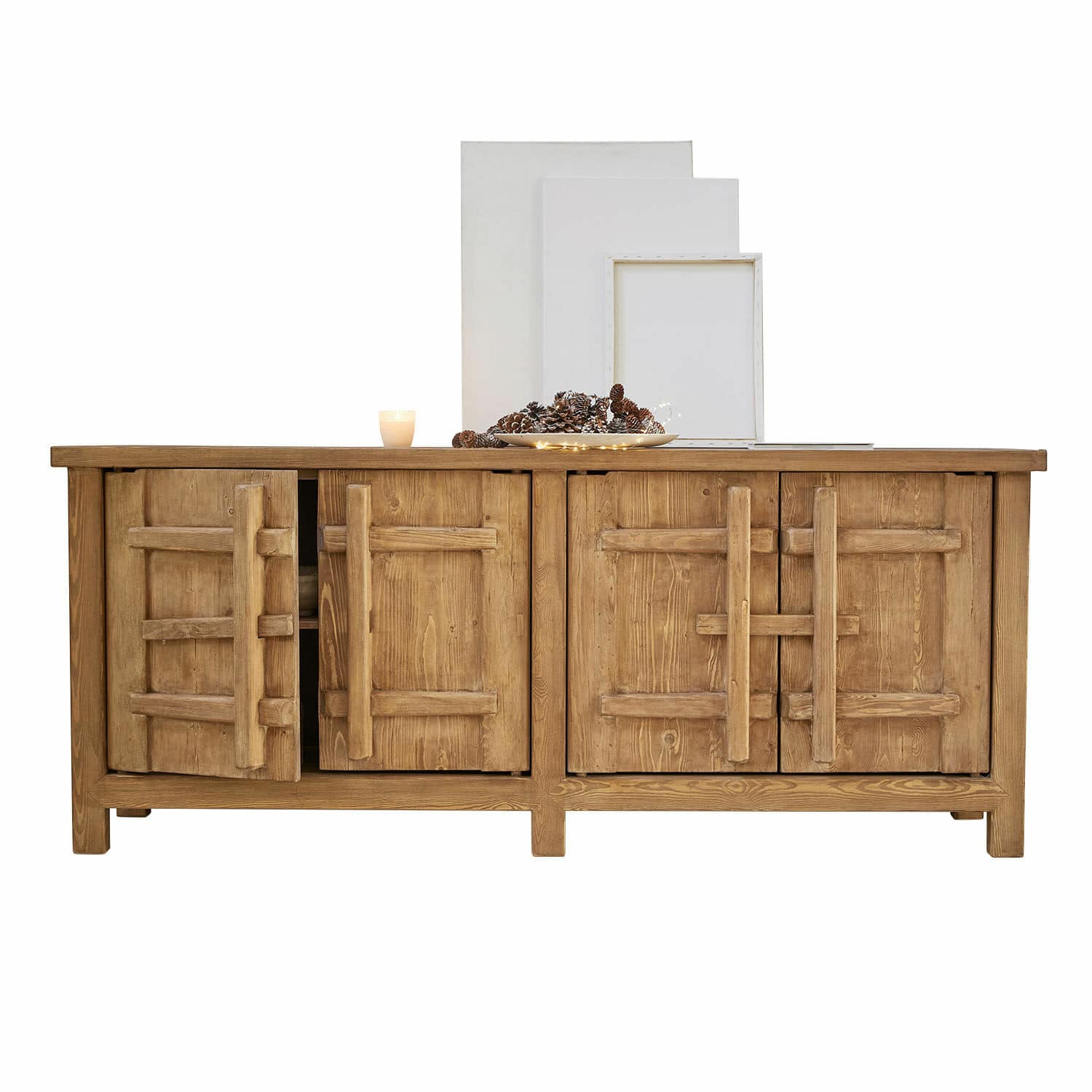 Aparador Trésorique Aparador de madera natural con puertas decorativas y decoración de piñas en la superficie