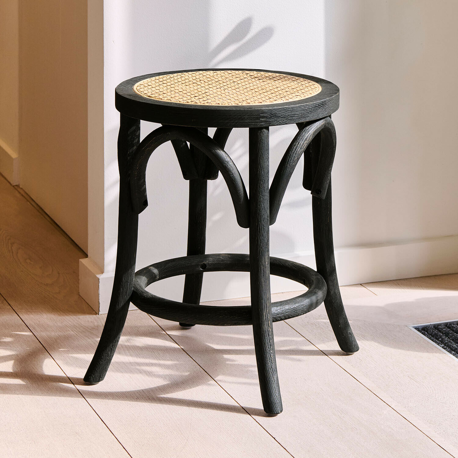 Taburete Kary Taburete negro de madera con asiento redondo de mimbre, mueble moderno para interiores