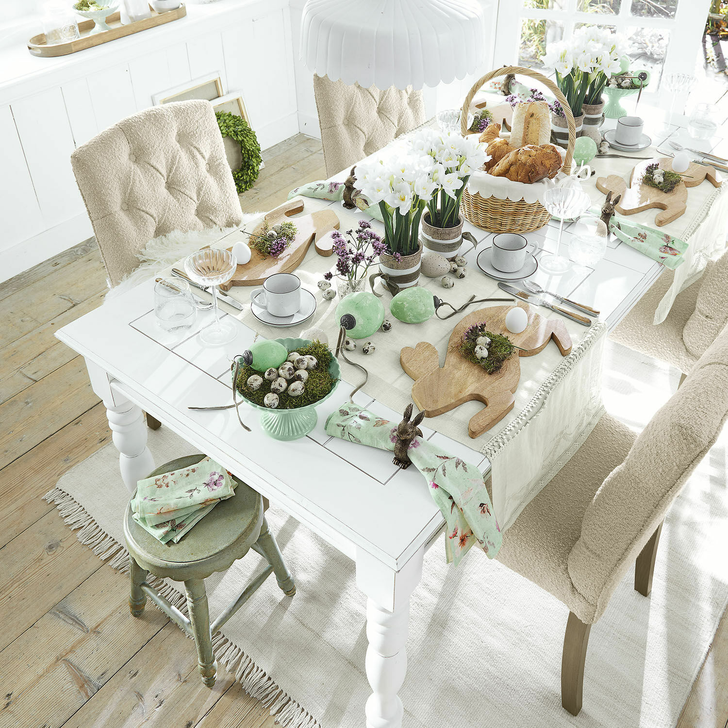 Mesa Thurleigh Mesa clara decorada para Pascua con tablas de madera y acentos verdes en un interior acogedor