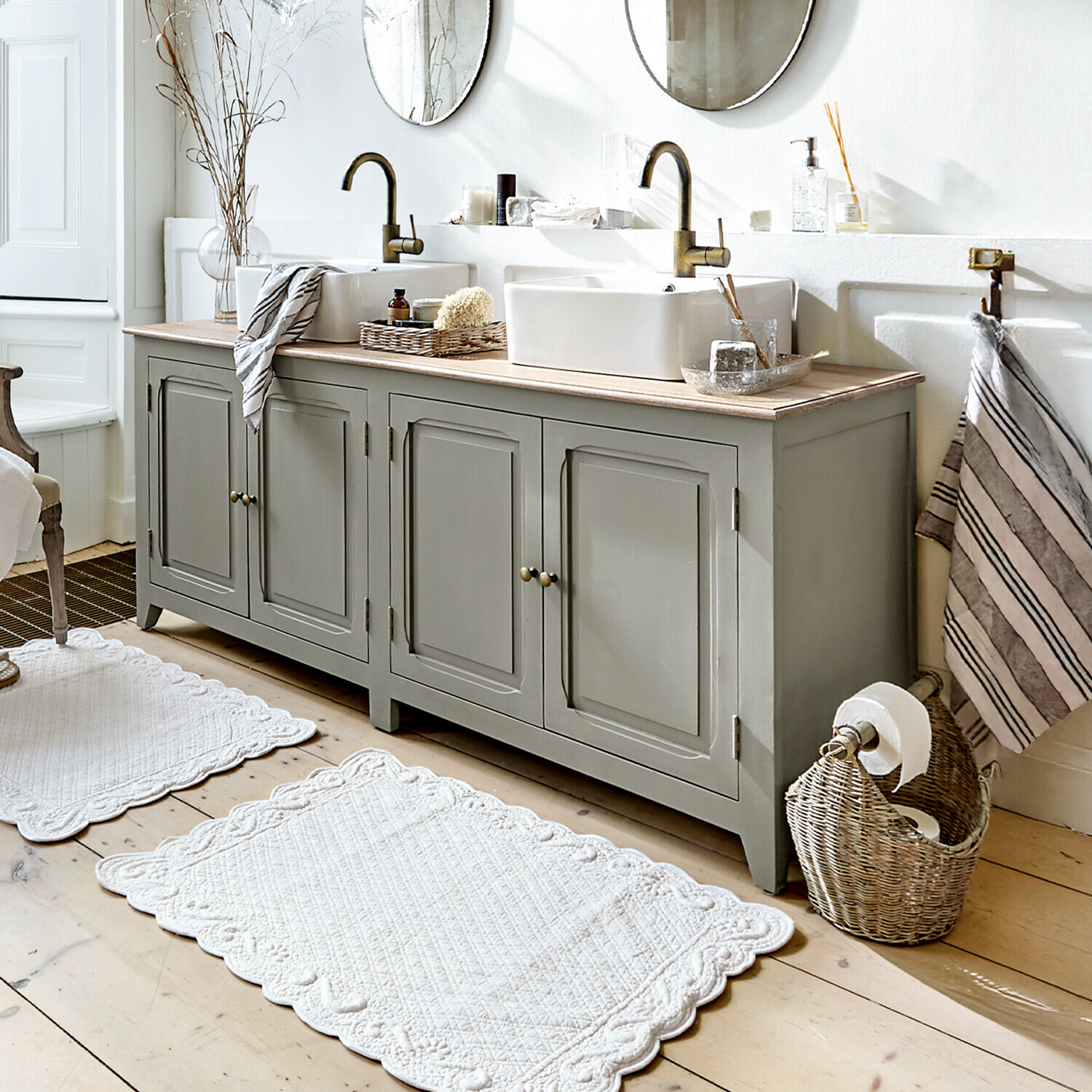 Mueble de baño con 2 lavabos Bastanès Mueble de baño gris de madera con doble lavabo y espejos redondos en baño luminoso