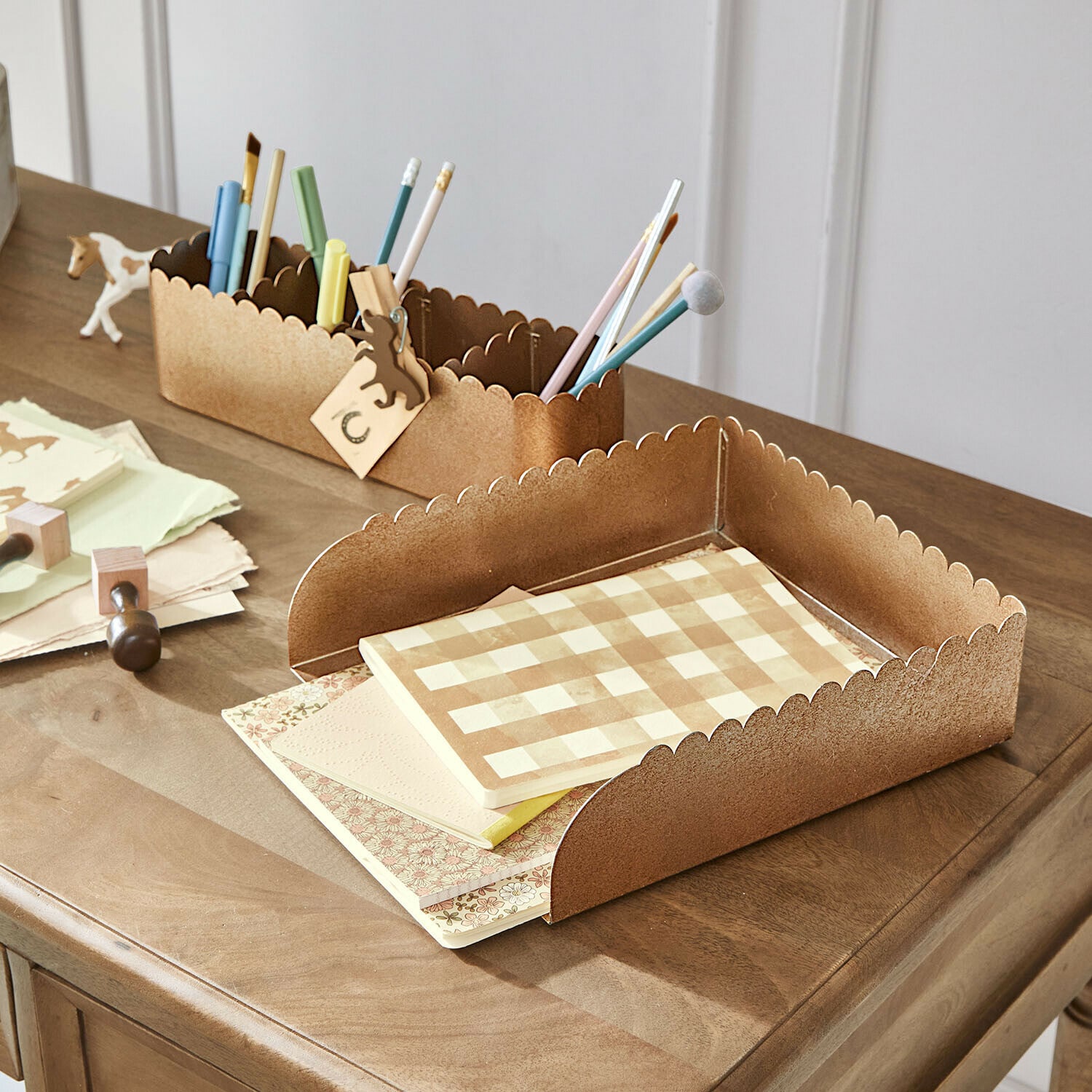 Organizador de escritorio de metal marrón con bordes ondulados para guardar bolígrafos y notas