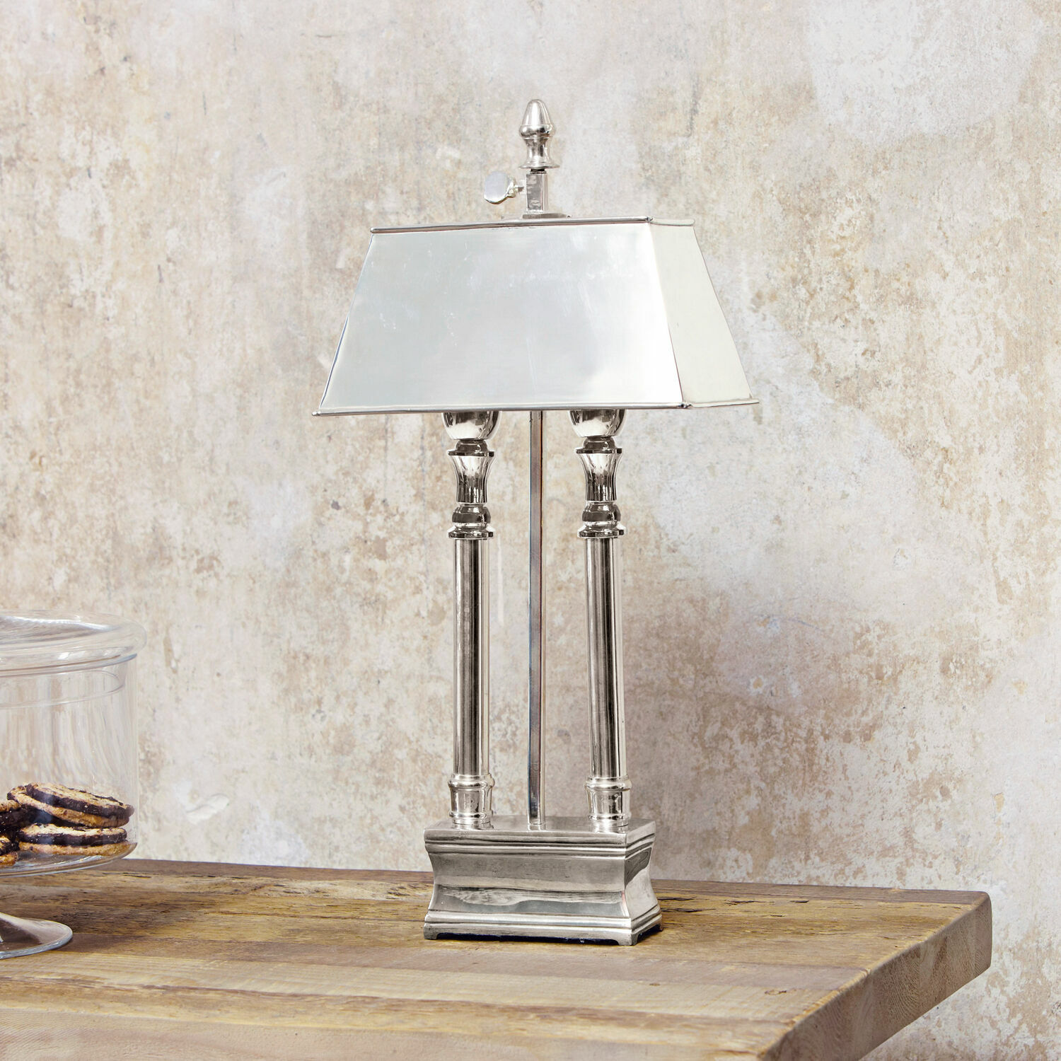 Lámpara de mesa Pantin Lámpara de mesa plateada de metal con pantalla rectangular sobre mesa de madera